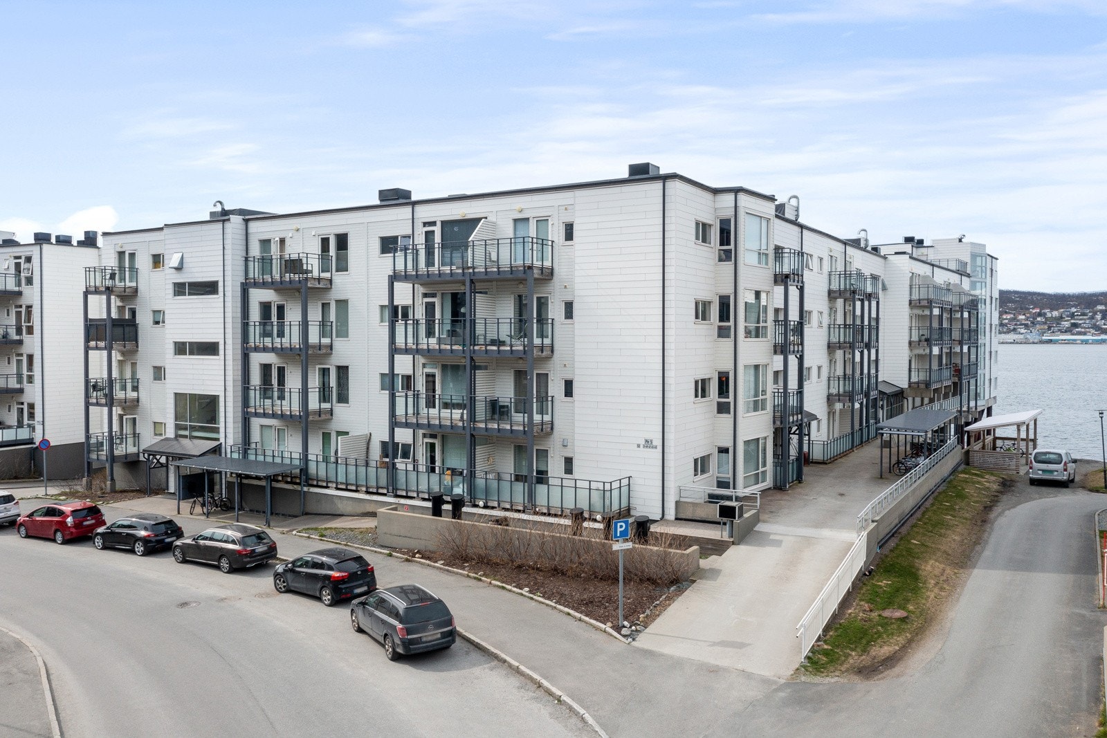 Gjesteparkering i nærheten av inngangsparti.