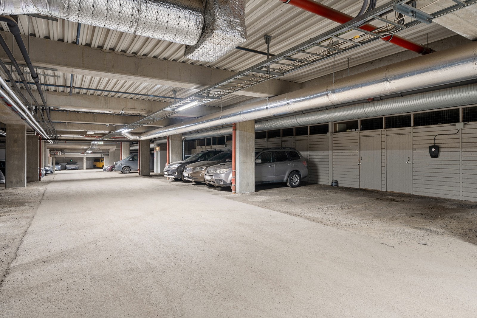 Det medfølger en parkeringsplass i garasjeanlegg. I tillegg disponerer du en egen sportsbod i blokkens underetasje.