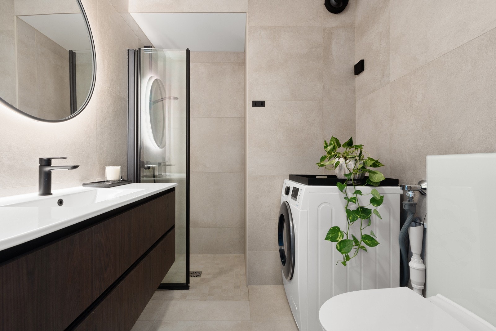 Oppgradert bad med delikate fliser, nytt toalett og moderne innredning.