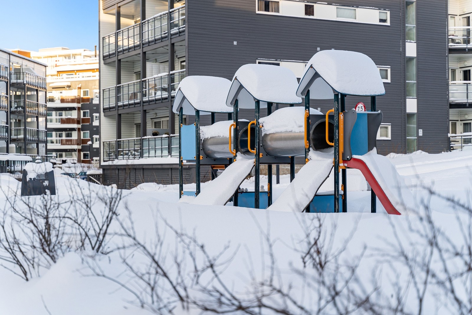 Planerte utearealer til stor glede for både store og små. Det er også barnehage et par minutters gange fra blokken.