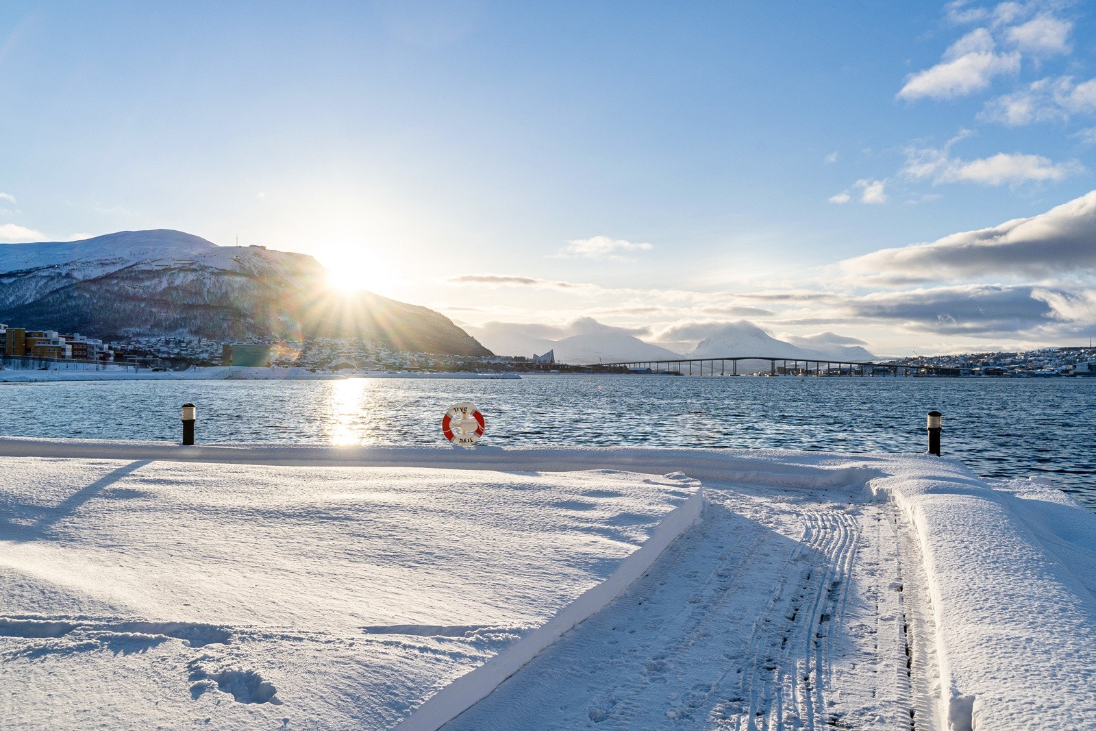 Tomasjordnes er kjent for sine flotte uteområder som byr på både tur- og bademuligheter.
