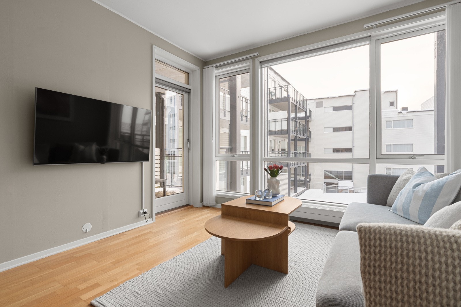 De store vindusflatene sikrer rikelig med innslipp av naturlig lys.