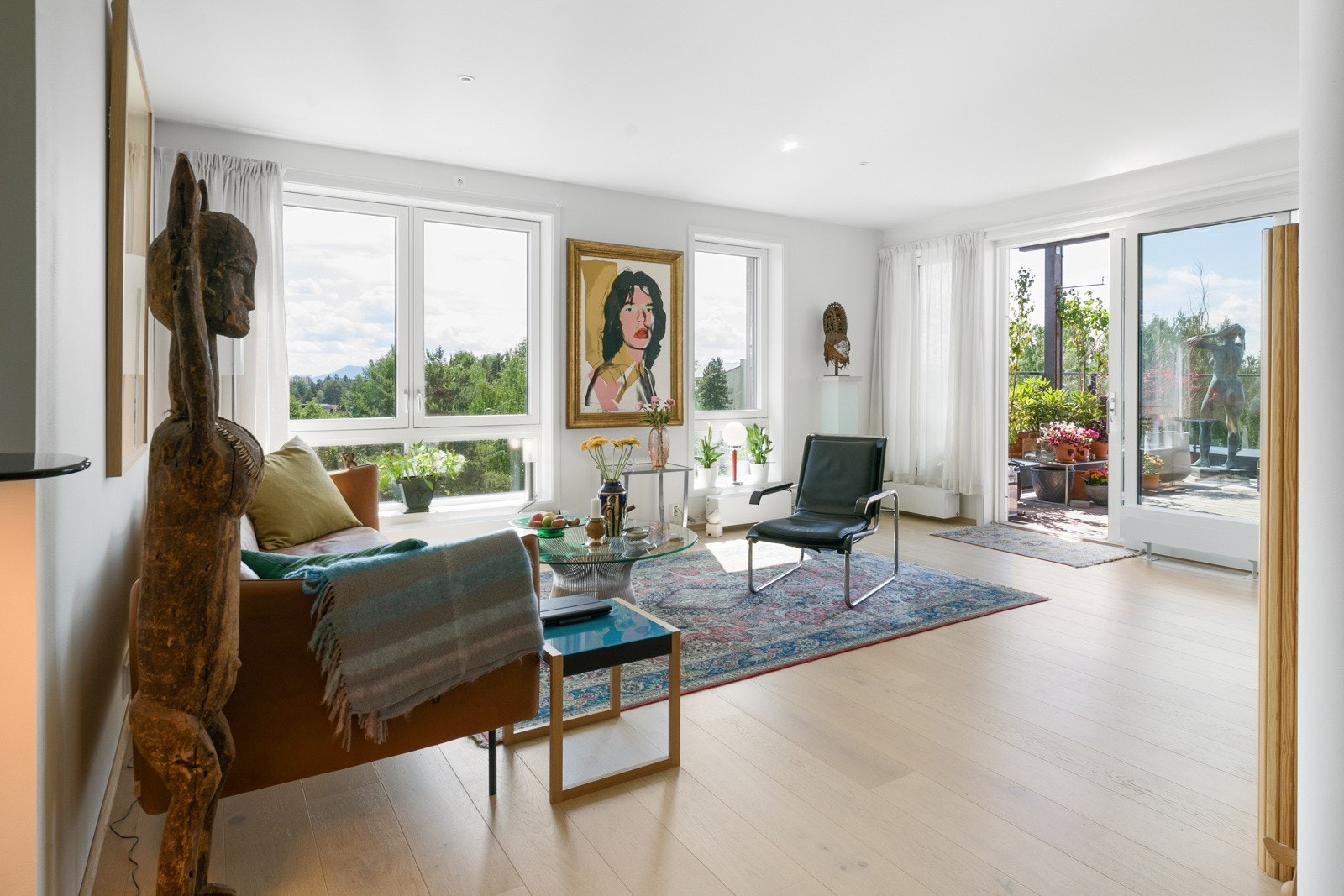 Stue med store vinduer med innfall av lys fra tre sider Galleribilde