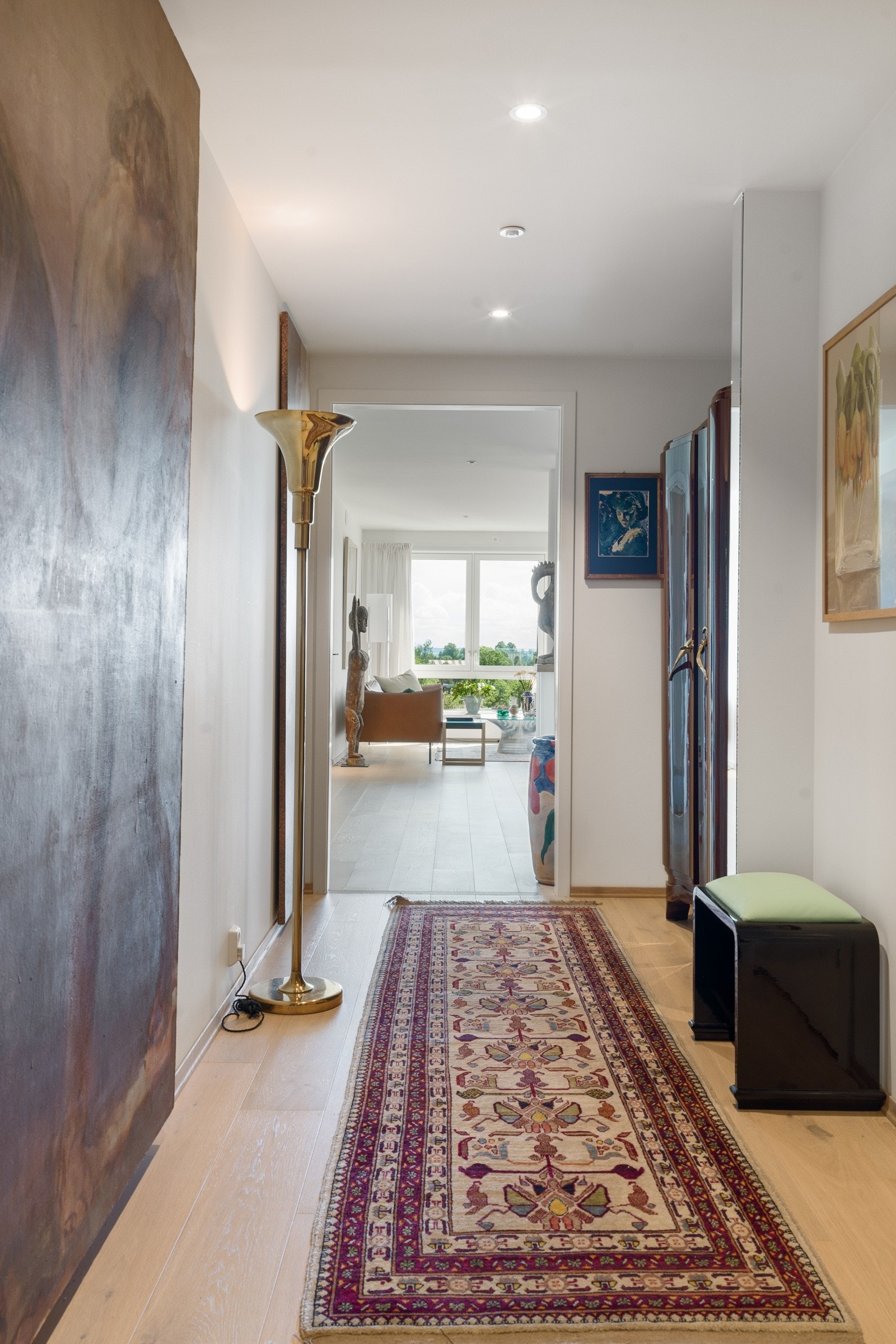 Fra gangen går man mot lyset i stuen Galleribilde