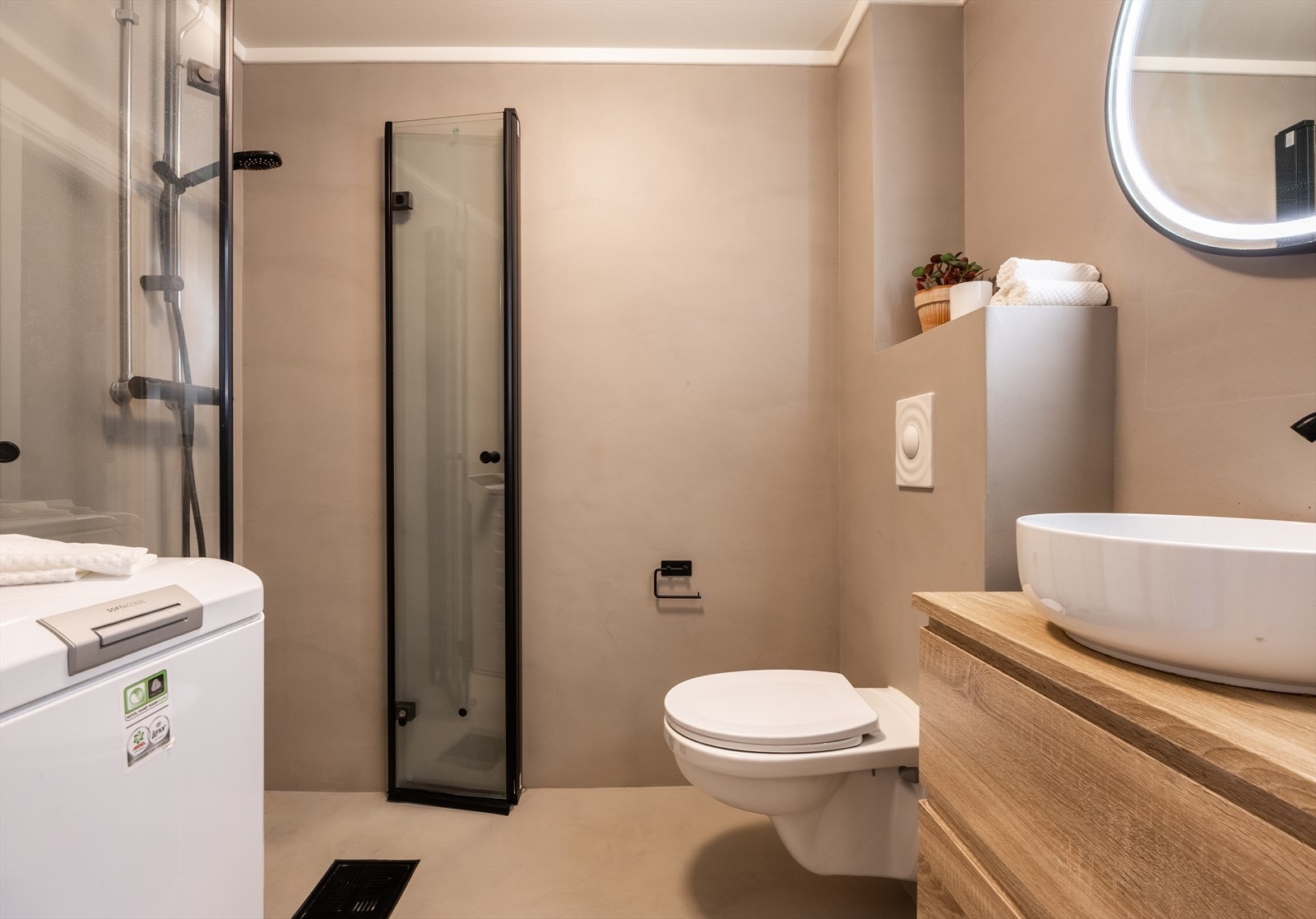 Lekkert bad oppgradert med mikrosement og ny innredning i 2023. Badet ble opprinnelig pusset opp i 2006 i regi av sameiet. Galleribilde