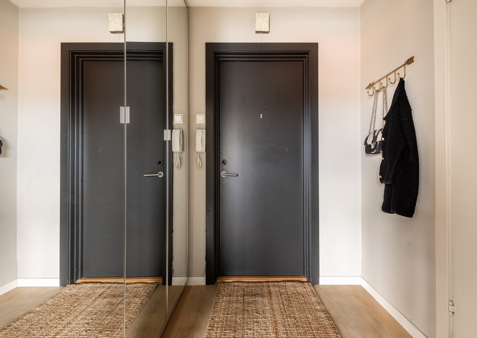 Innbydende gang med stort garderobeskap og god plass til knagger og skoskap. Galleribilde