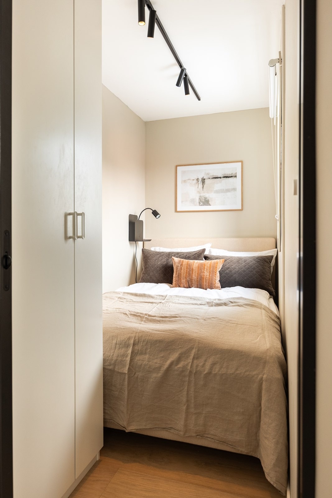 Koselig soverom med garderobeskap. Galleribilde