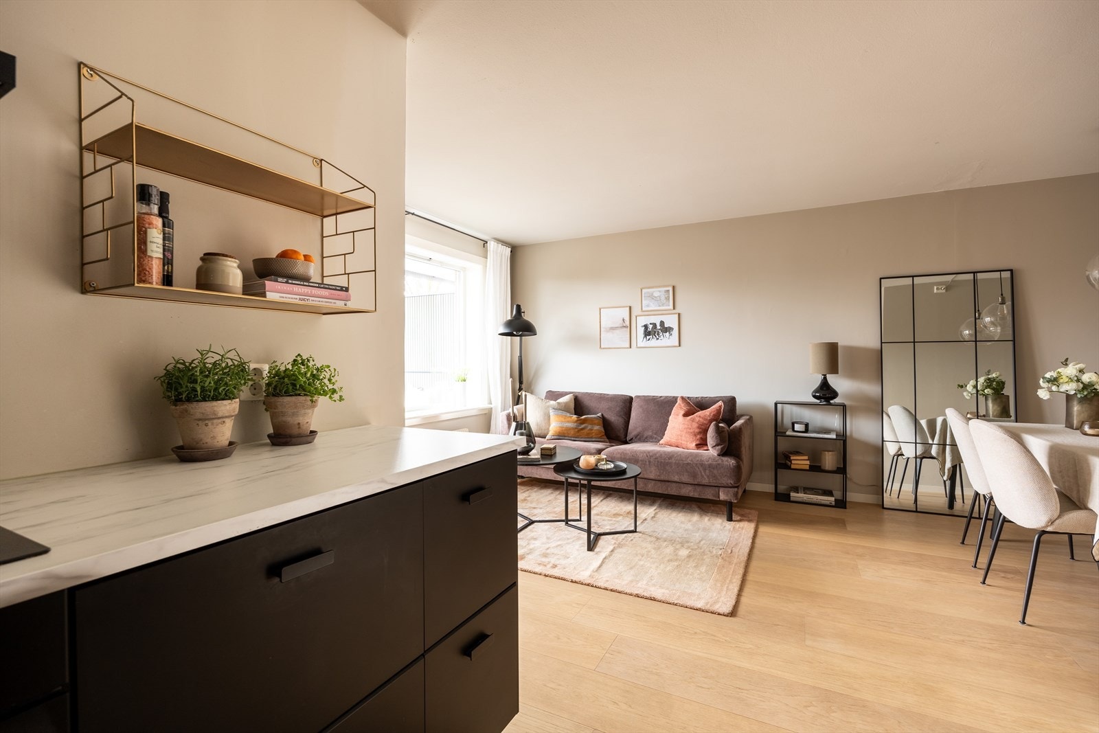 Innvendig ble boligen vesentlig oppgradert i 2022/23 med bl.a. nytt kjøkken, gulv og mikrosement på bad. Galleribilde