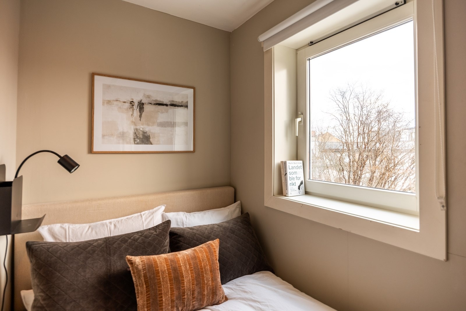 Hele boligen vender mot rolig bakgård, noe som gir en skjermet og stille atmosfære med hyggelig utsyn mot hage og fellesareal med sittegrupper og grillmuligheter. Galleribilde