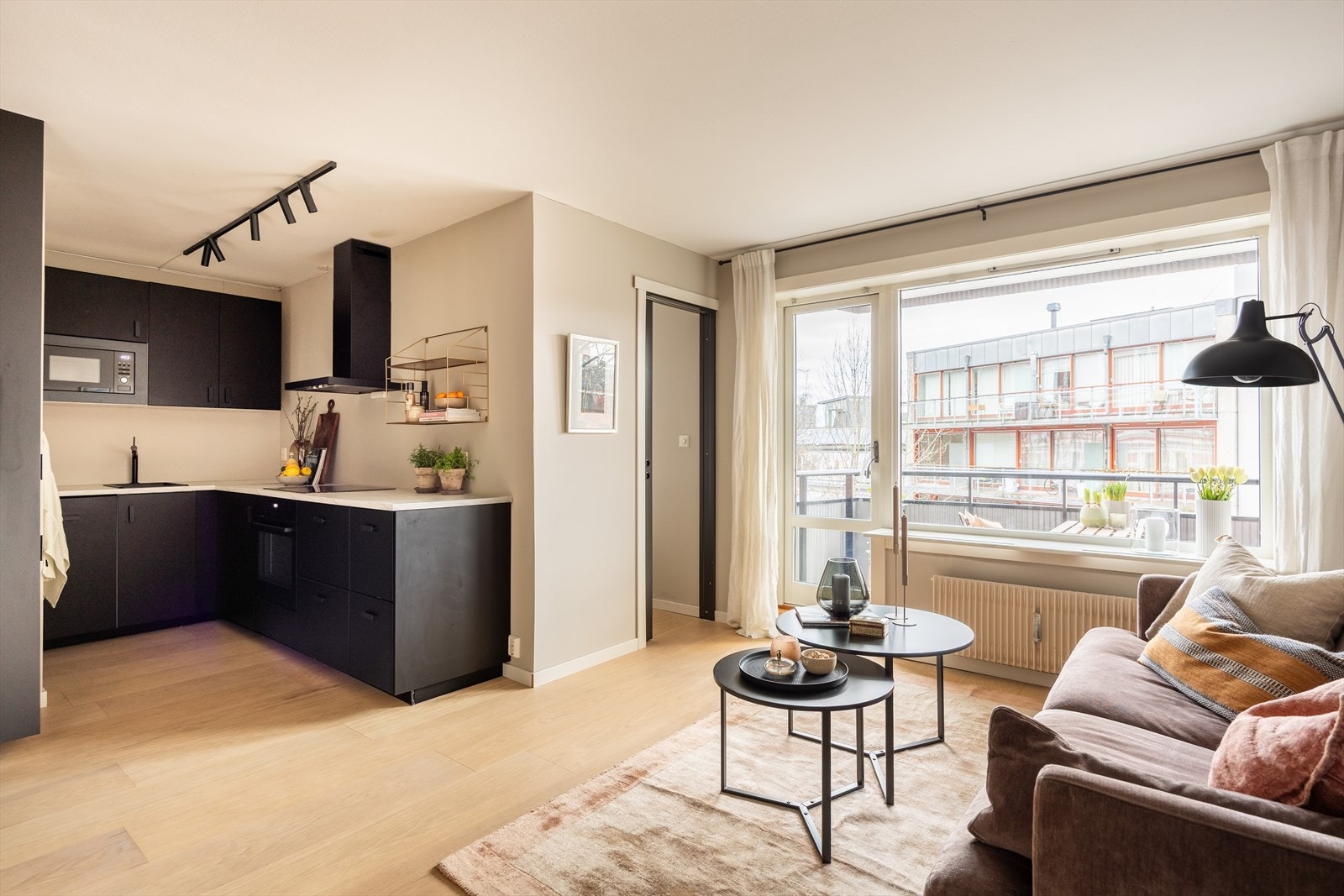 Kjøkkenet ligger i en åpen løsning med stuen. Galleribilde