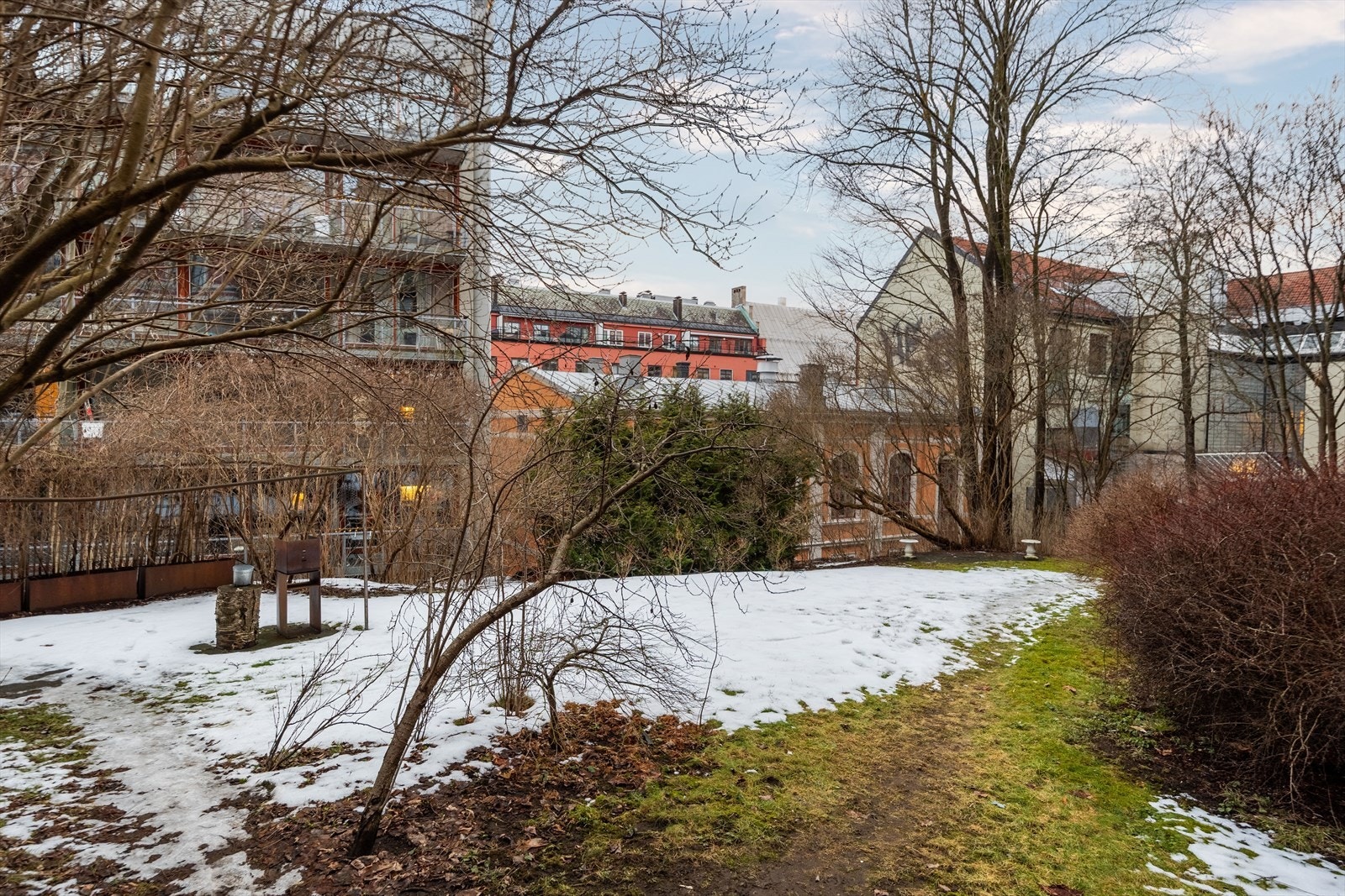 Hele leiligheten vender mot idyllisk, felles hage som beboerne kan benytte seg av. Galleribilde