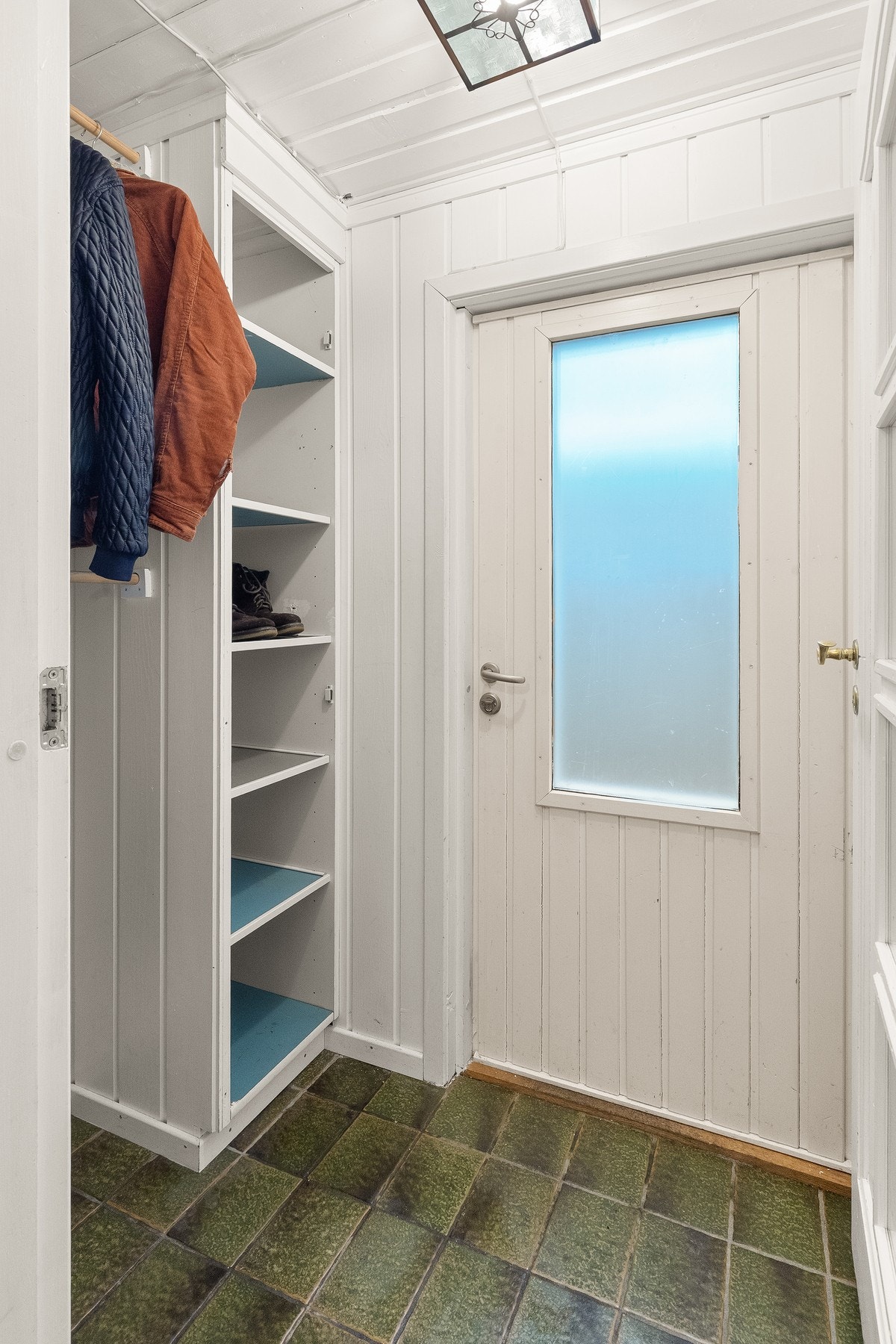 Egen inngang til kjeller Galleribilde