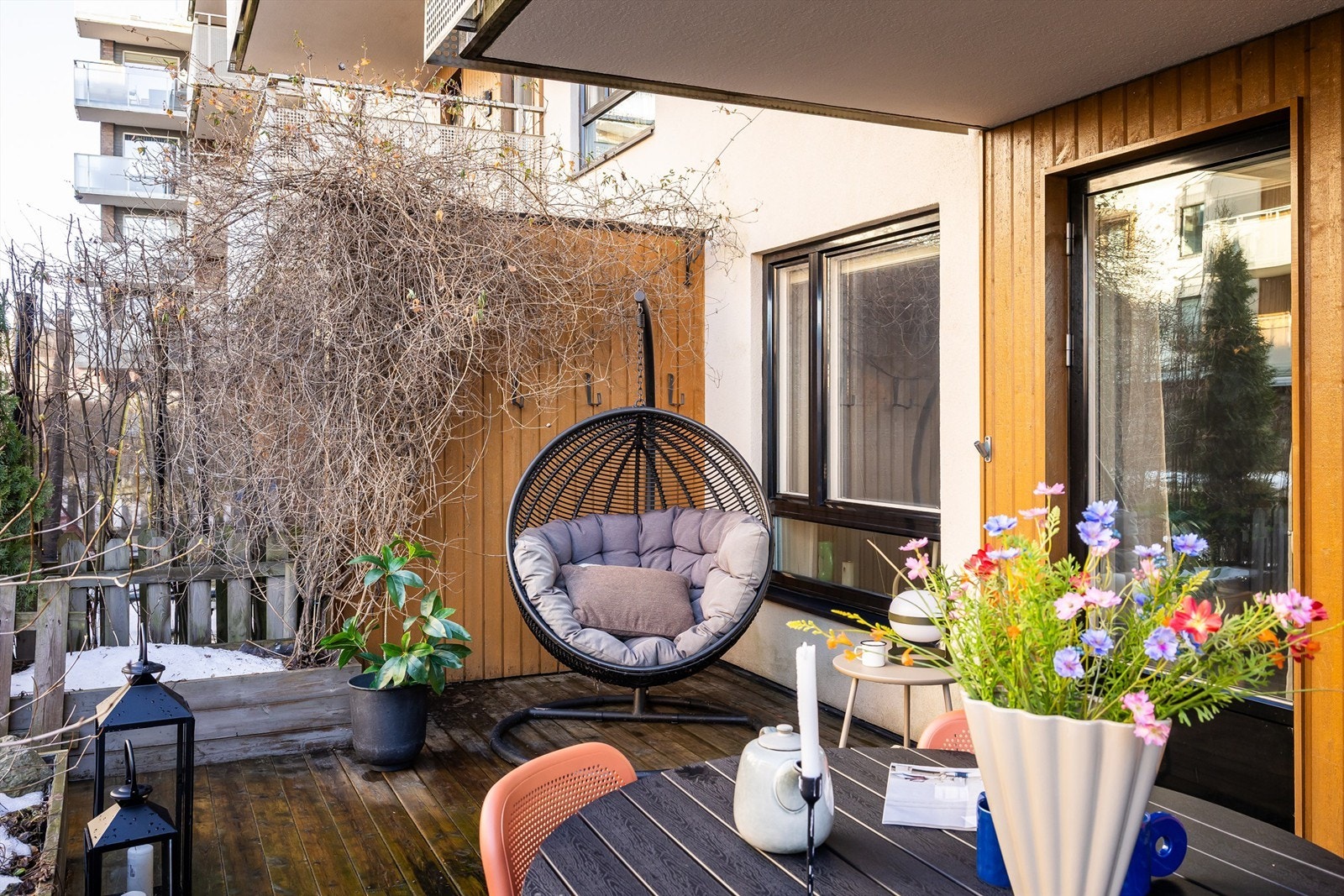 Selger opplyser om sol til ca 21:30 på sommerstid. Galleribilde