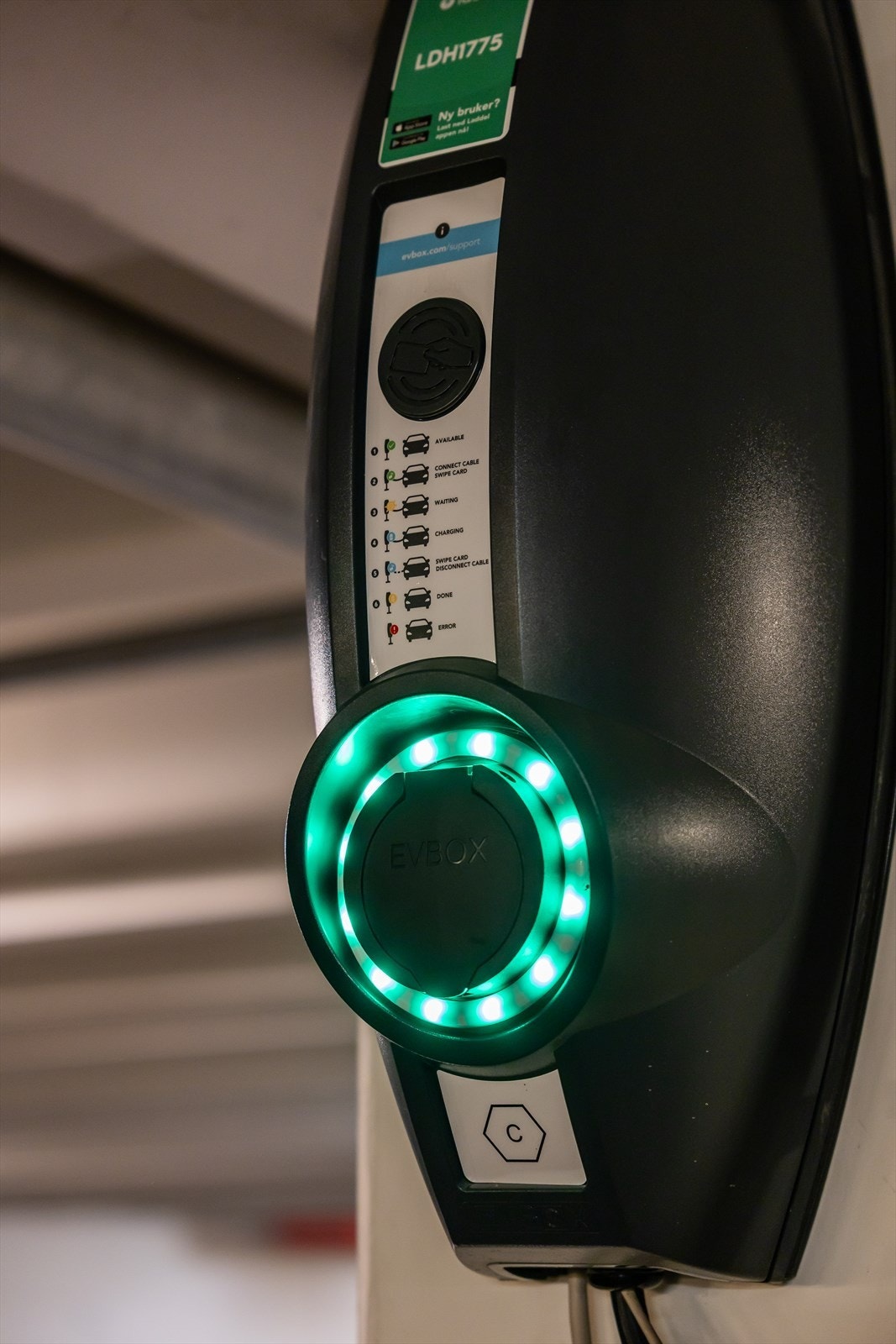 Plassen har en elbil-lader som medfølger. Galleribilde