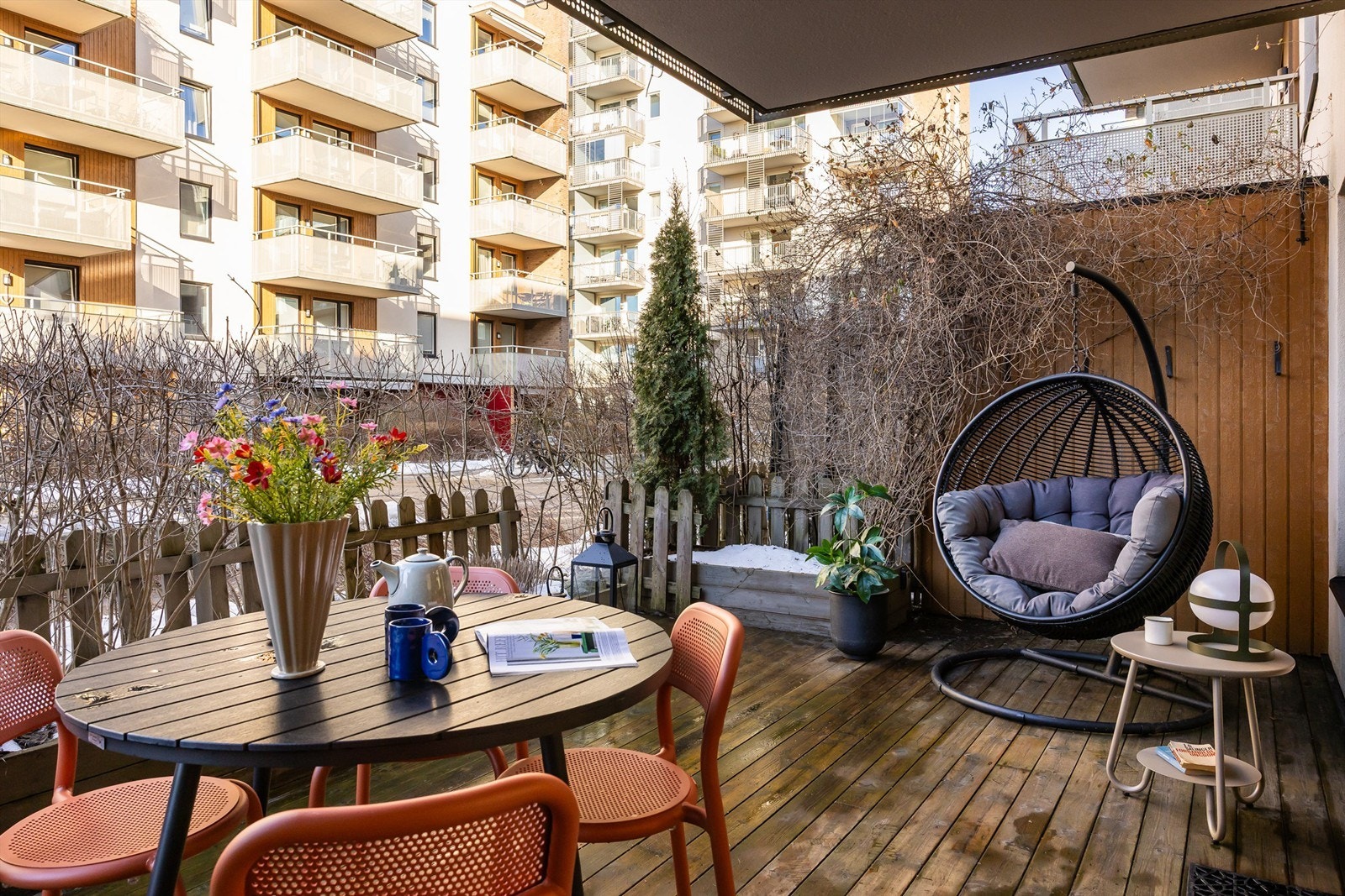 Den nordvendte terrassen vender inn mot felles grøntareal. Galleribilde