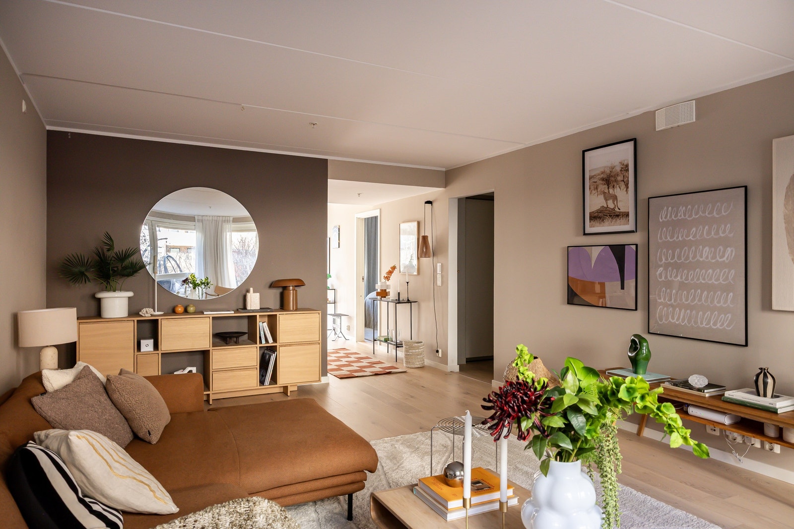 Leilighetens planløsning gjør rommene lette å innrede og stuen har god plass til sofa-sone og tv-møblement. Galleribilde