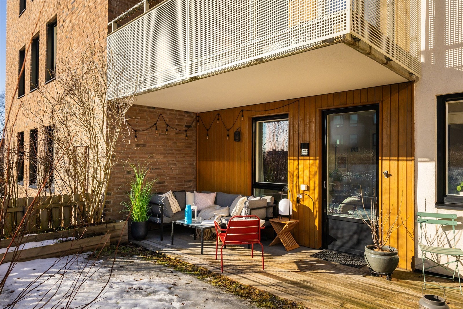 Stor og flott uteplass med utgang fra kjøkkenet. Galleribilde