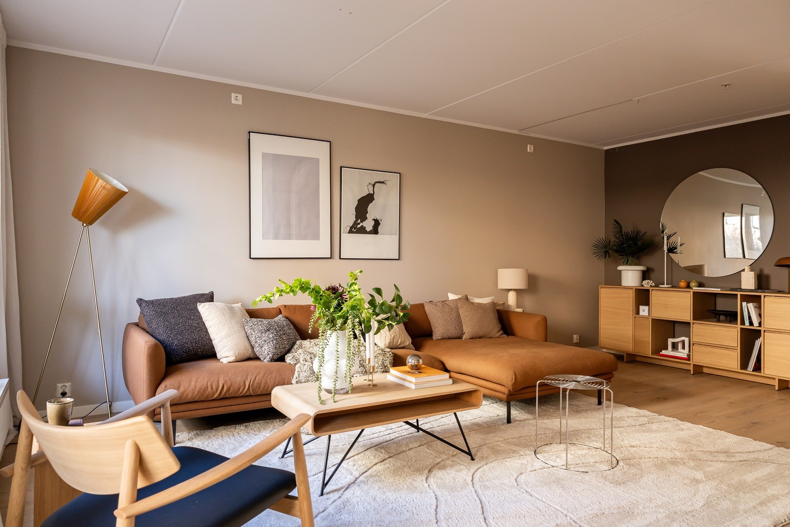 Stuen har malte veggflater i behagelige, tidsriktige farger og gulv belagt med flott parkett. Galleribilde