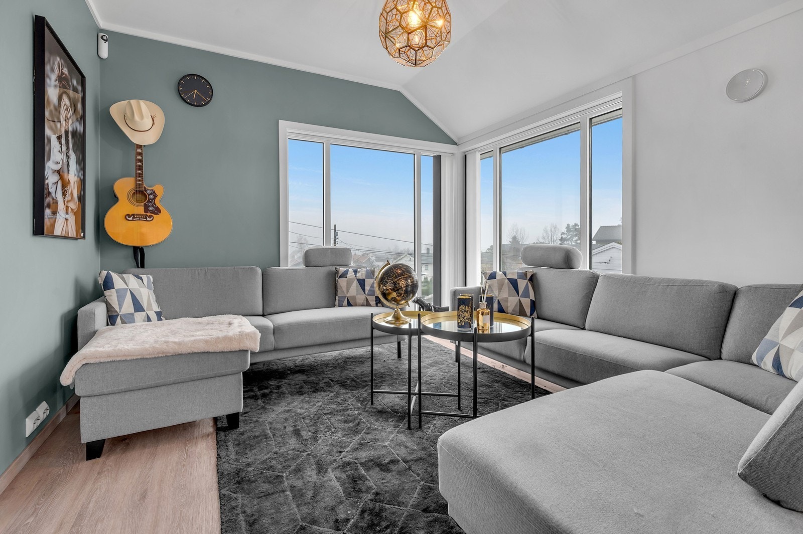 I stuen har du store vindusflater som gir godt med naturlig lysinnslipp Galleribilde