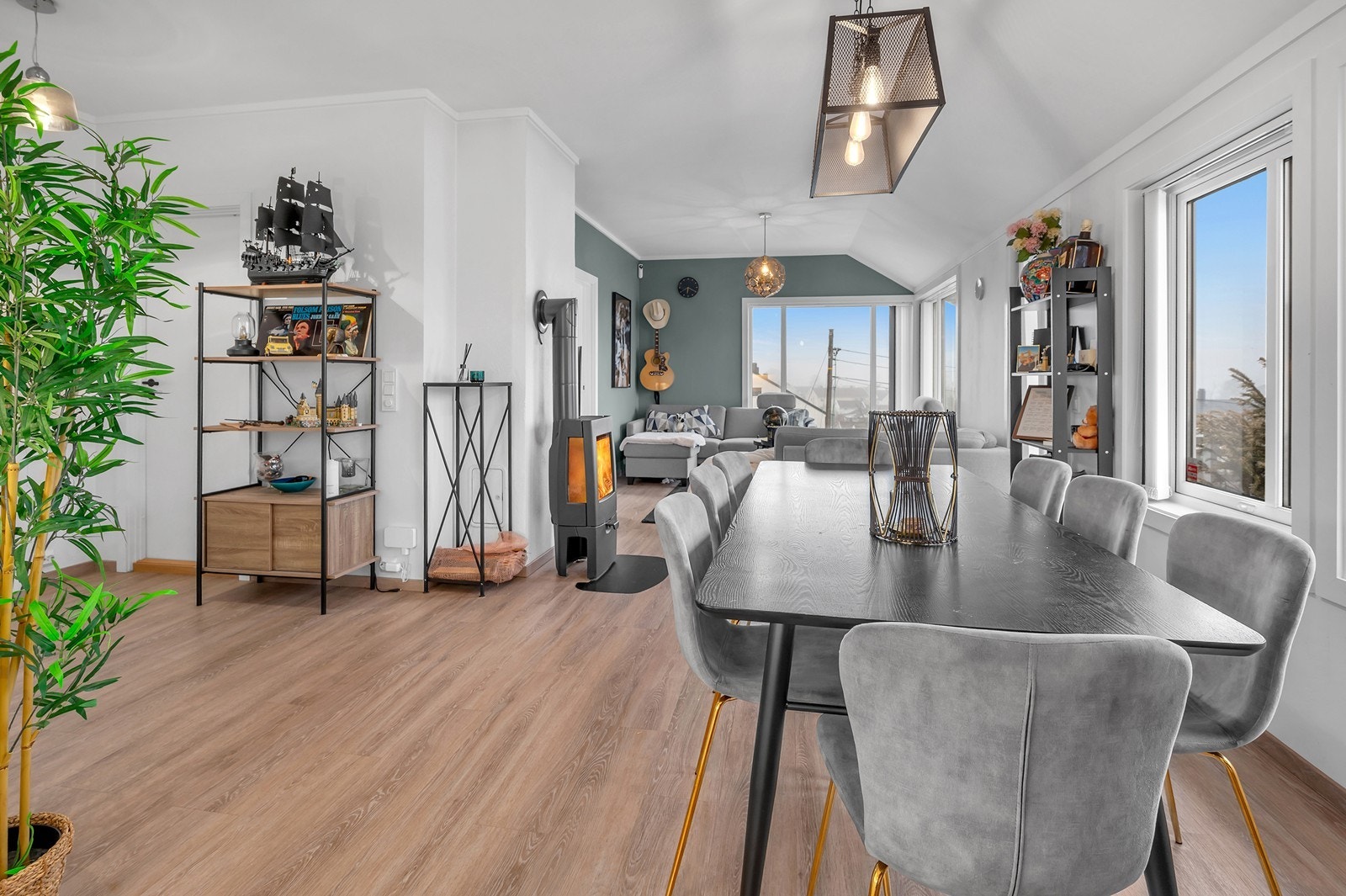 Fra stuen er det utgang til balkong med gode solforhold Galleribilde