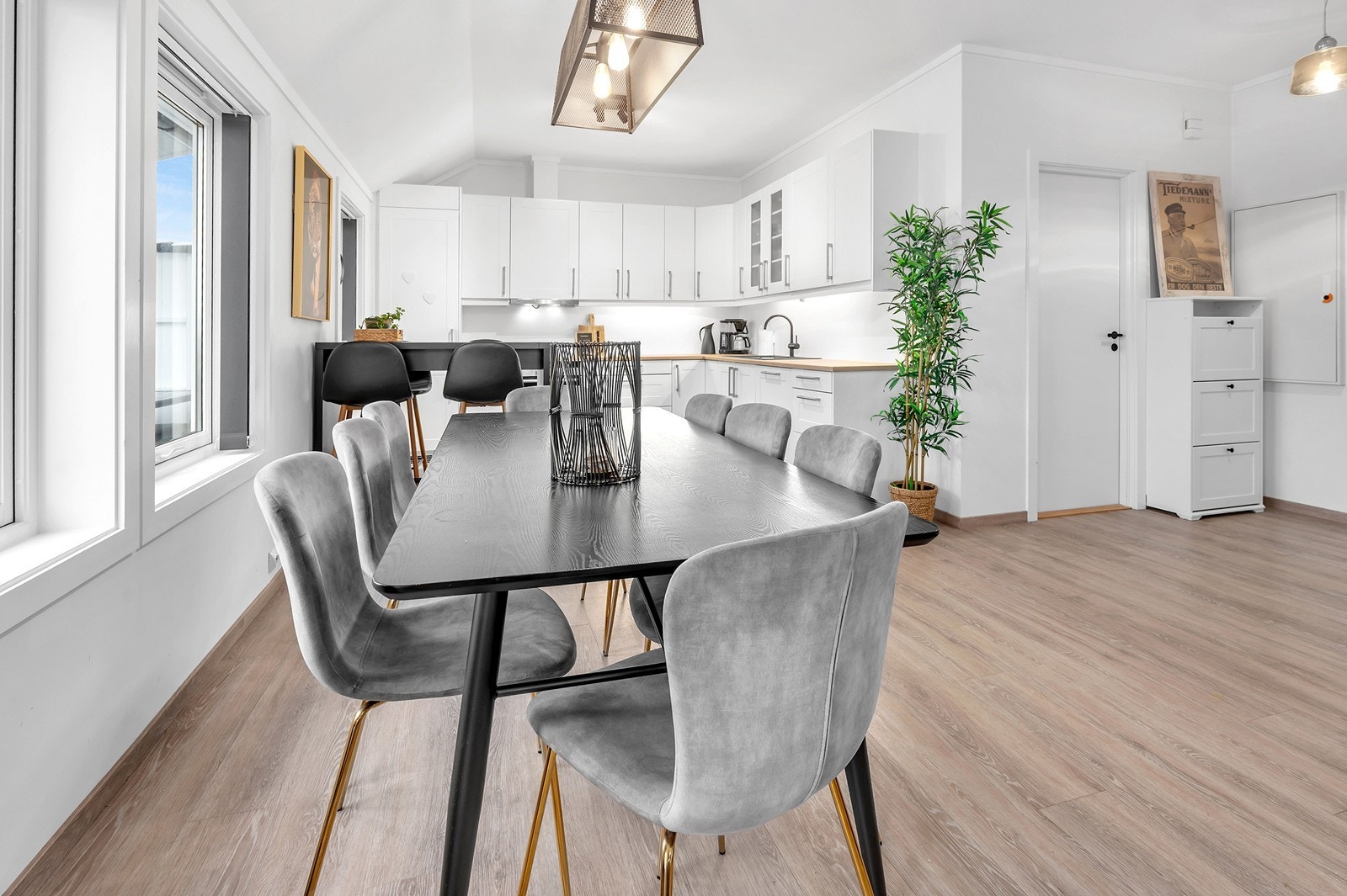 Like ved kjøkkenet er det god plass til spisebord Galleribilde