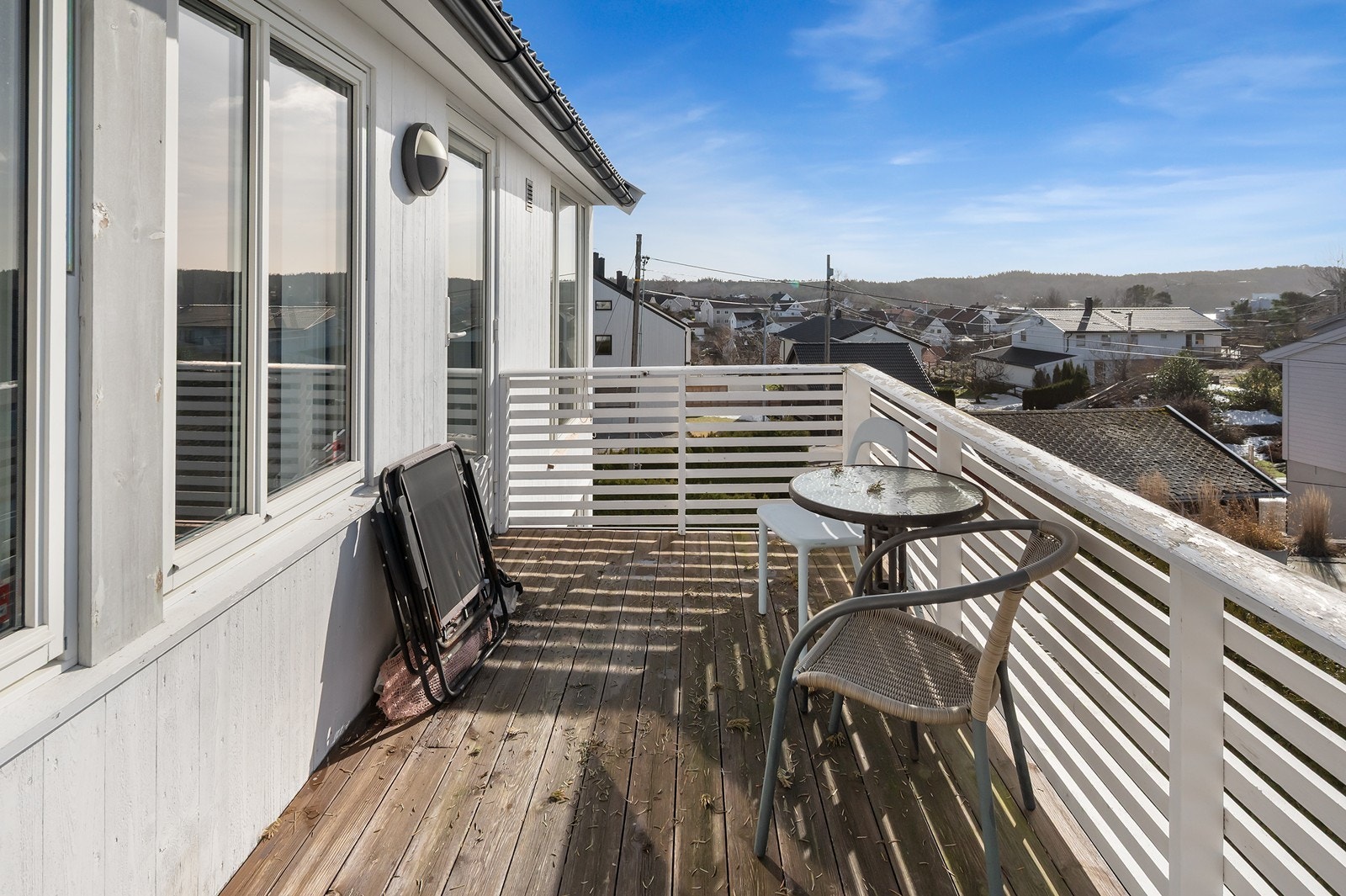 Terrasse med god plass til utemøblement Galleribilde