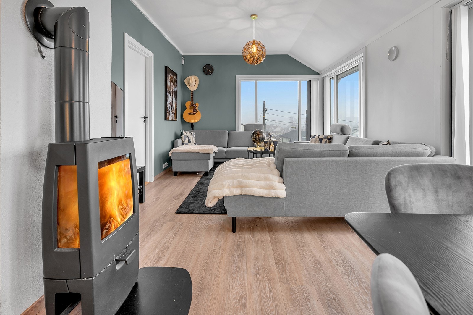 Innbydende stue med god plass til sofagruppe samt tilhørende møblement Galleribilde