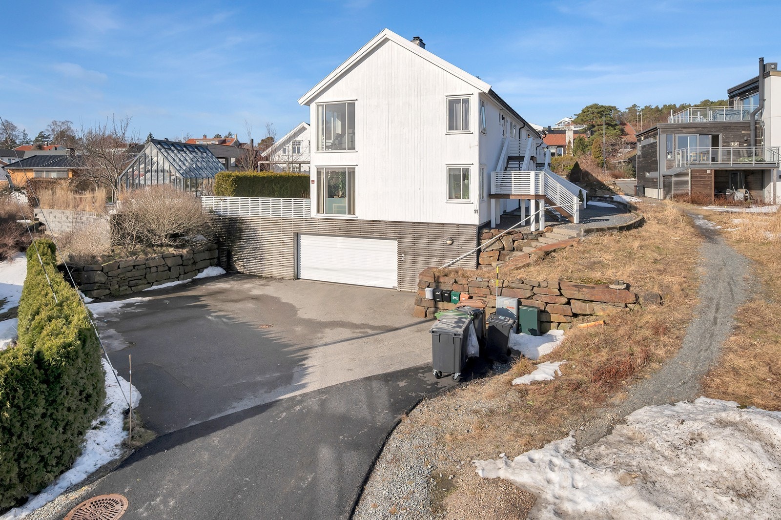 Gjesteparkering på tomt samt biloppstillingsplass i parkeringskjeller Galleribilde