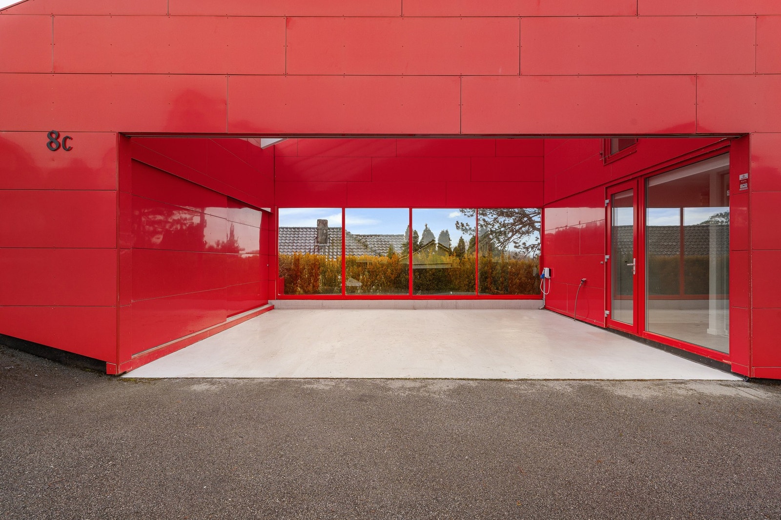 Parkering i dobbel carport med el-bil lader. Galleribilde