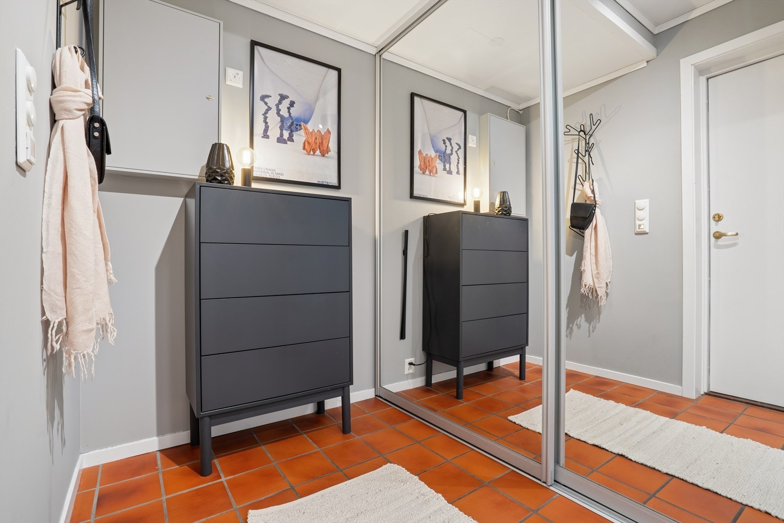 Entré med romslig skyvedørsgarderobe. Galleribilde