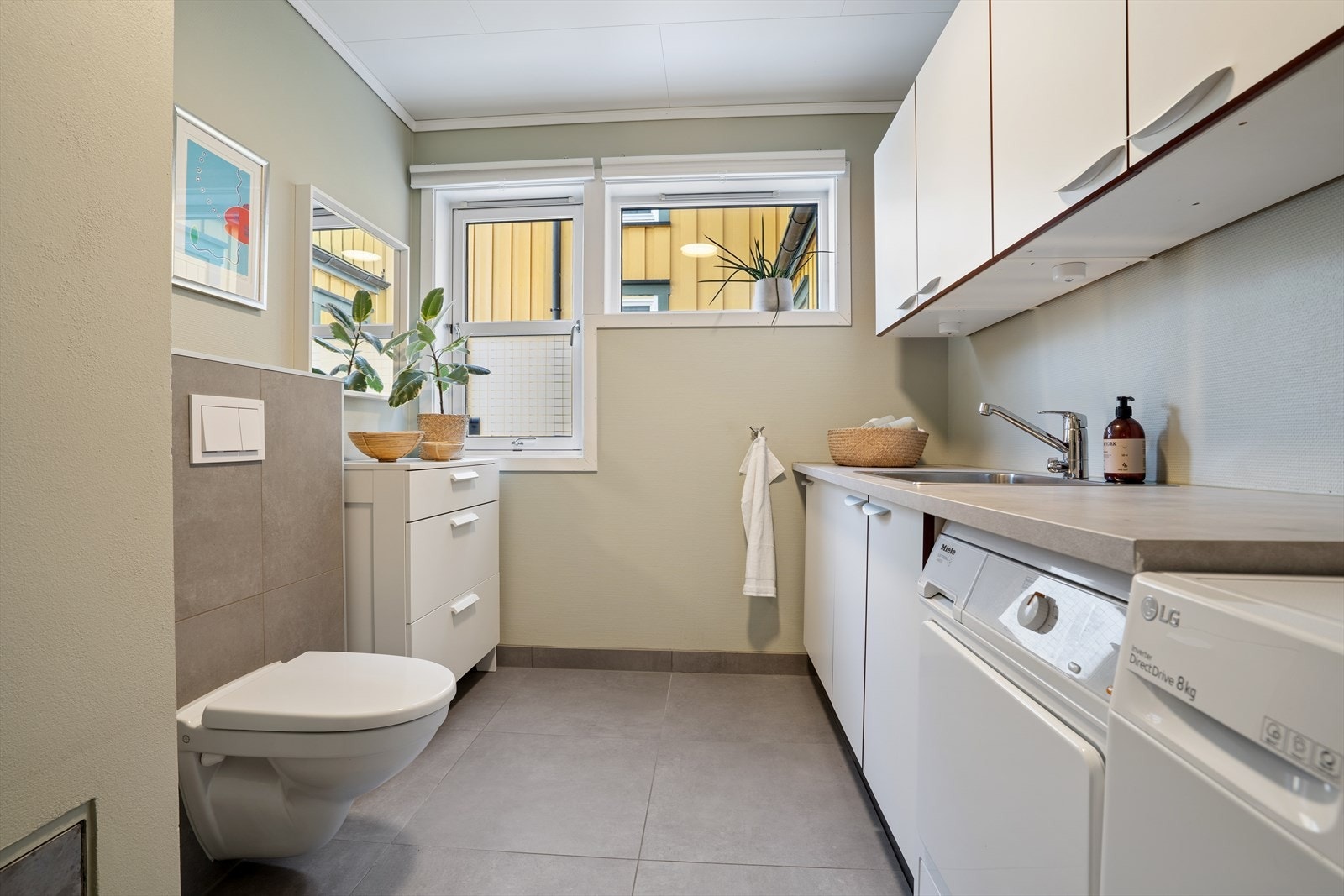 Eget vaskerom med toalett. Godt med skap og benkeplass. Flislagt gulv med varmekabler. Galleribilde