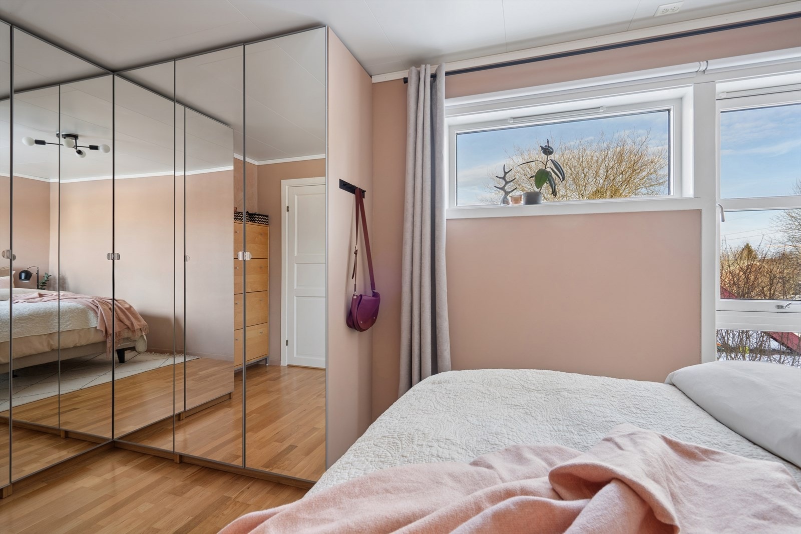 Her er det god plass til dobbeltseng og garderobeløsninger. Galleribilde