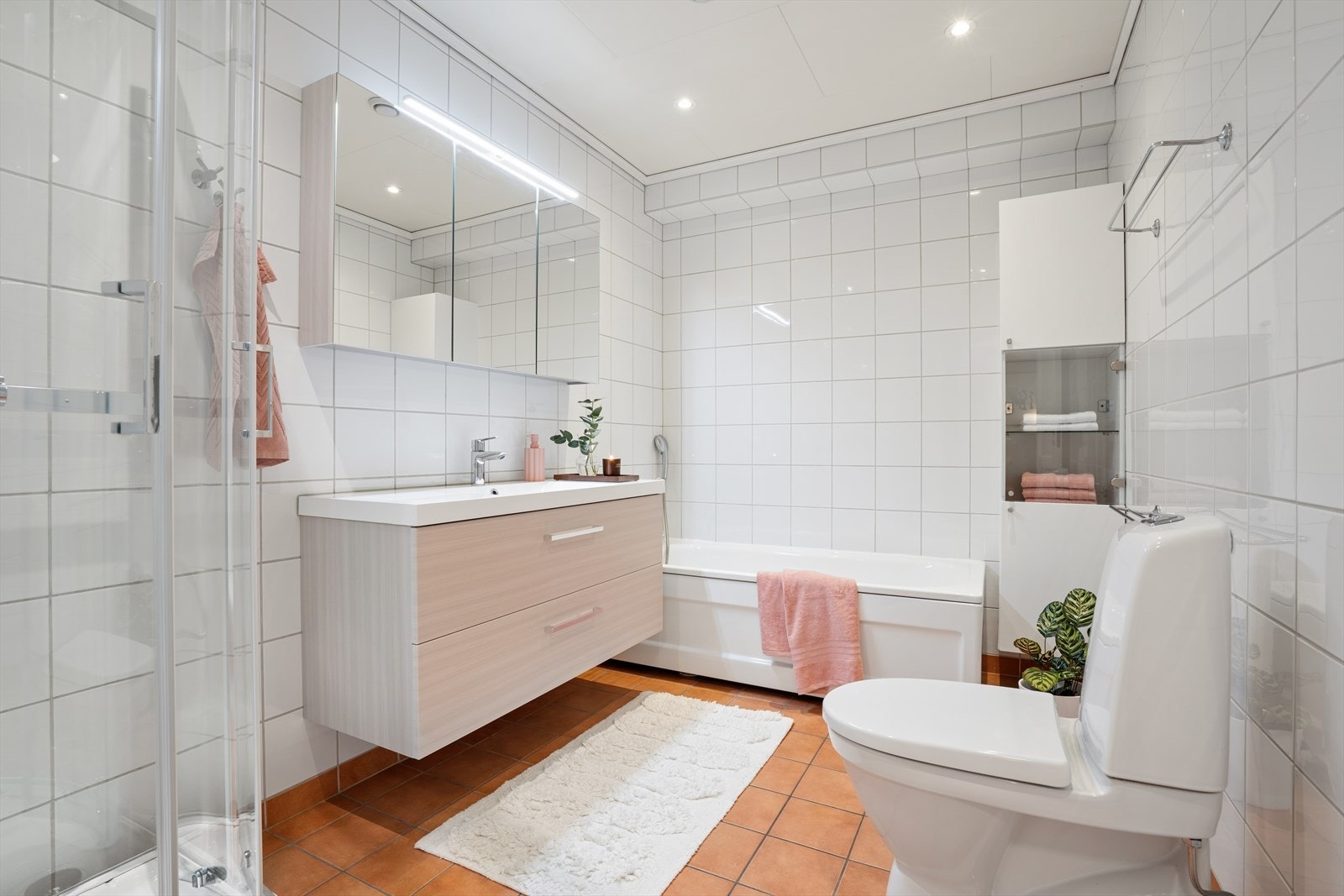 Romslig bad på ca 7 kvm. Downlights i tak. Galleribilde