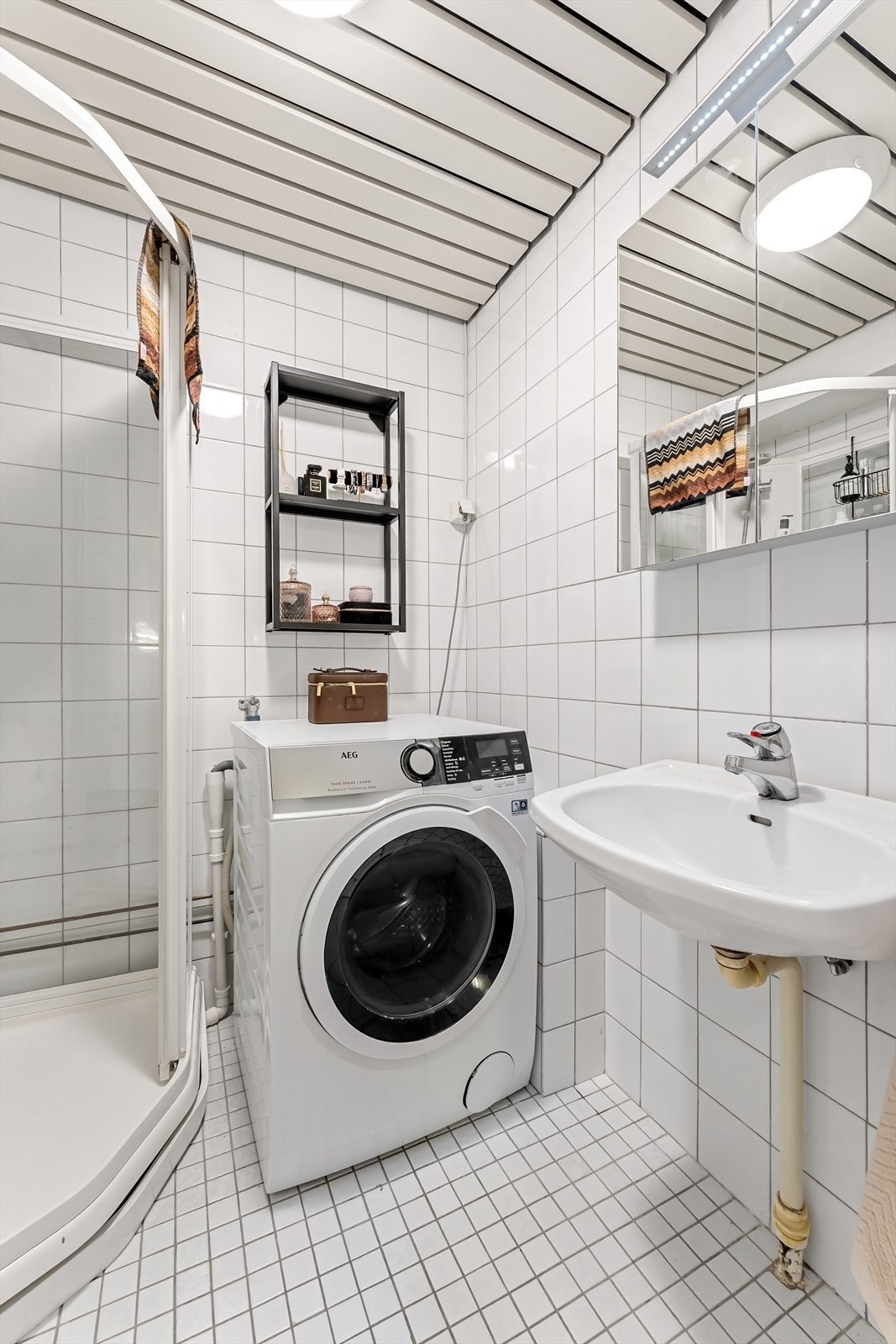 Innredet med dusj, toalett, servant og speilskap. Galleribilde