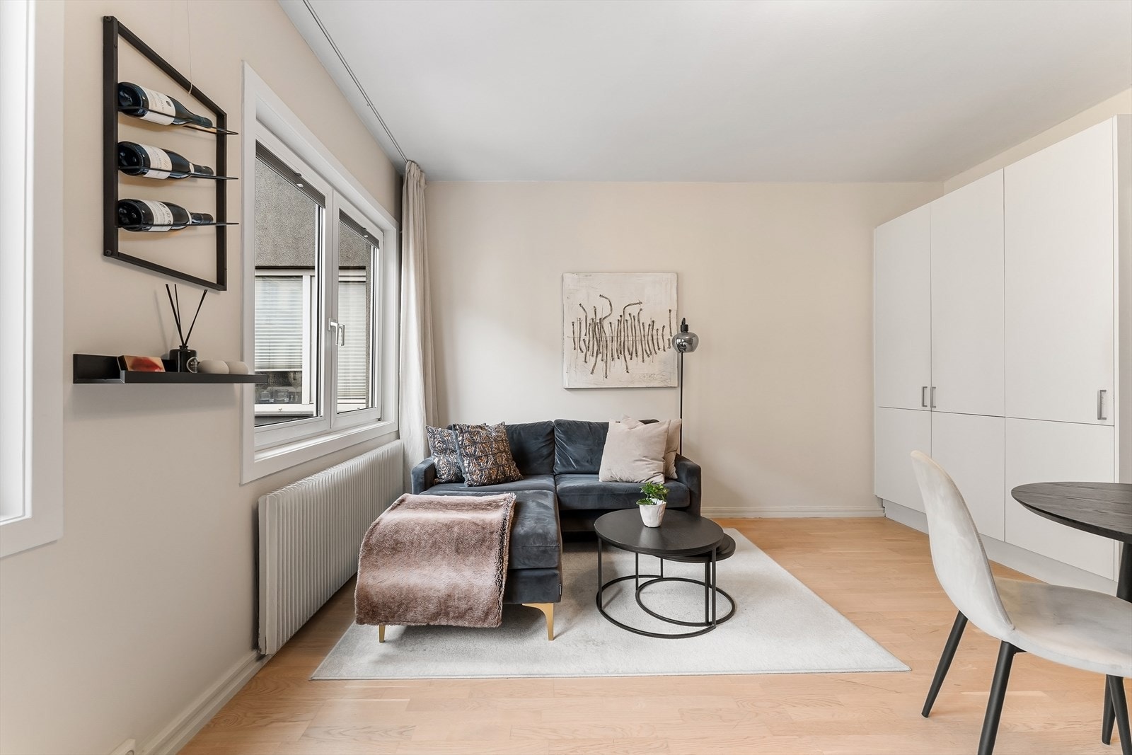 God takhøyde (2,64 m i stue). Plass til både sofagruppe og spisebord. Galleribilde