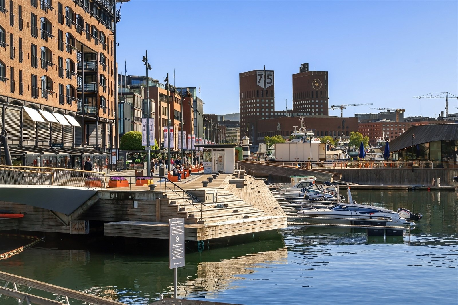 Ca. 700 meter til Aker Brygge og Tjuvholmen med rikt utvalg av shopping, restauranter og serveringssteder. Galleribilde
