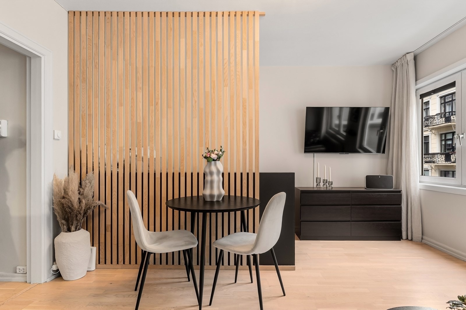 Smart og pen sovealkove adskilt med spilevegg. Galleribilde