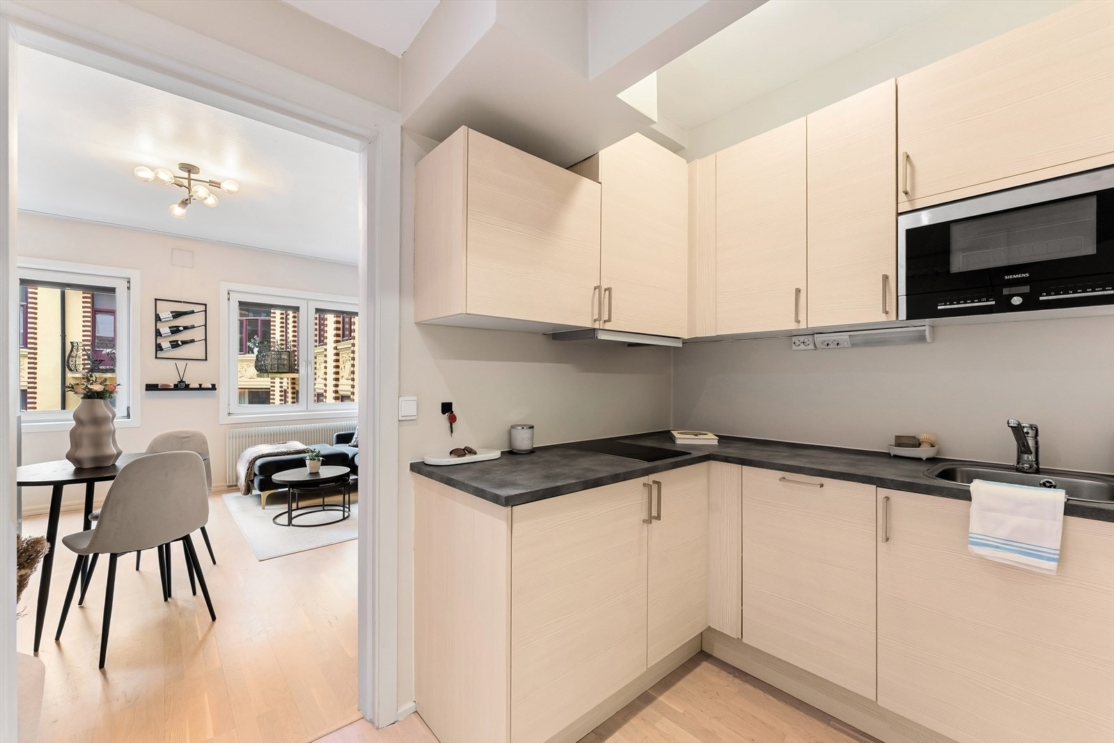 Pent Sigdal-kjøkken fra 2013 med slette fronter og laminat benkeplate. Galleribilde