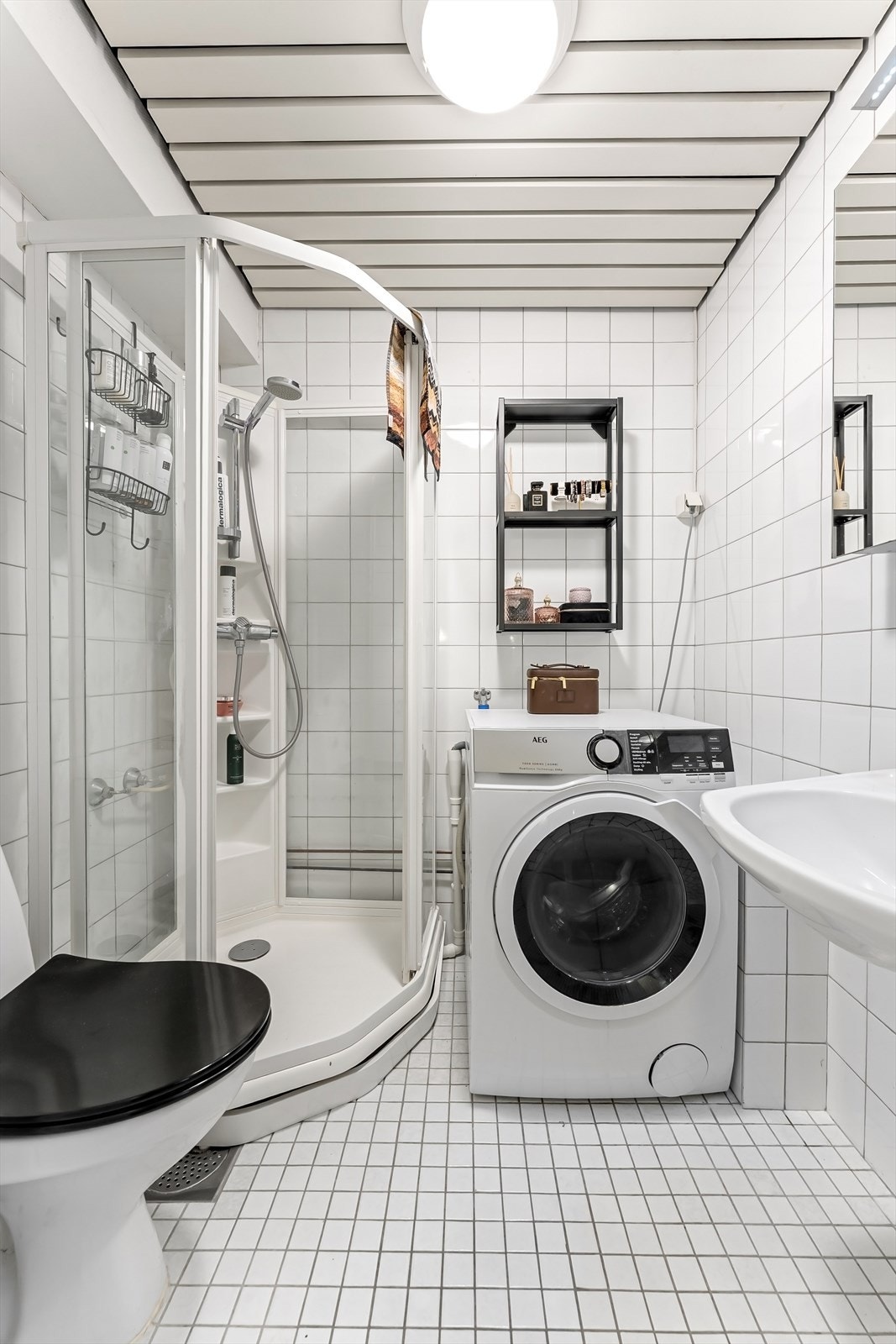 Flislagt bad med varmekabler og opplegg for vaskemaskin. Galleribilde