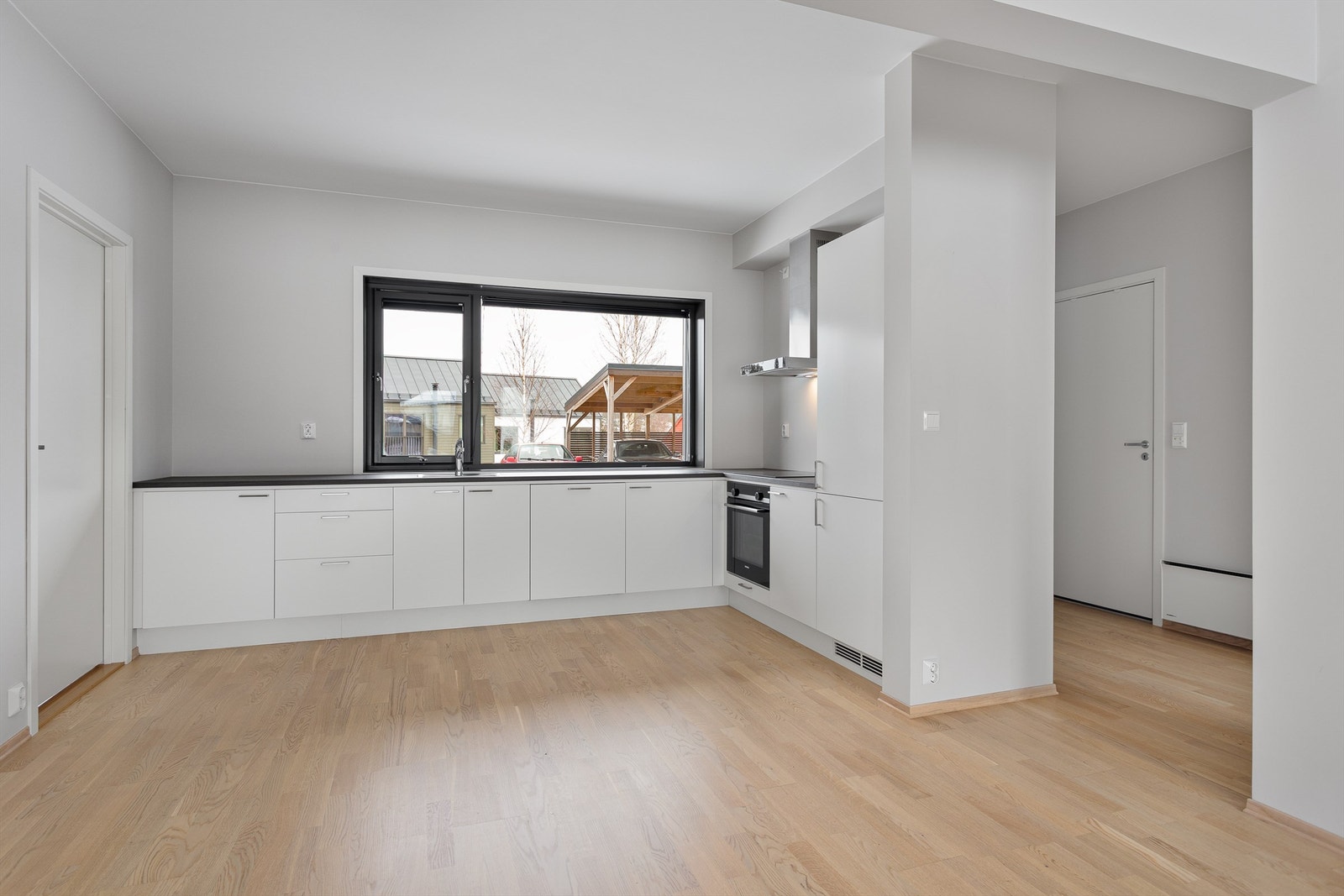 Leiligheten har en sosial, åpen løsning mellom stue og kjøkken.
Foto: Ole Thorgeir Solheim Thoresen Galleribilde