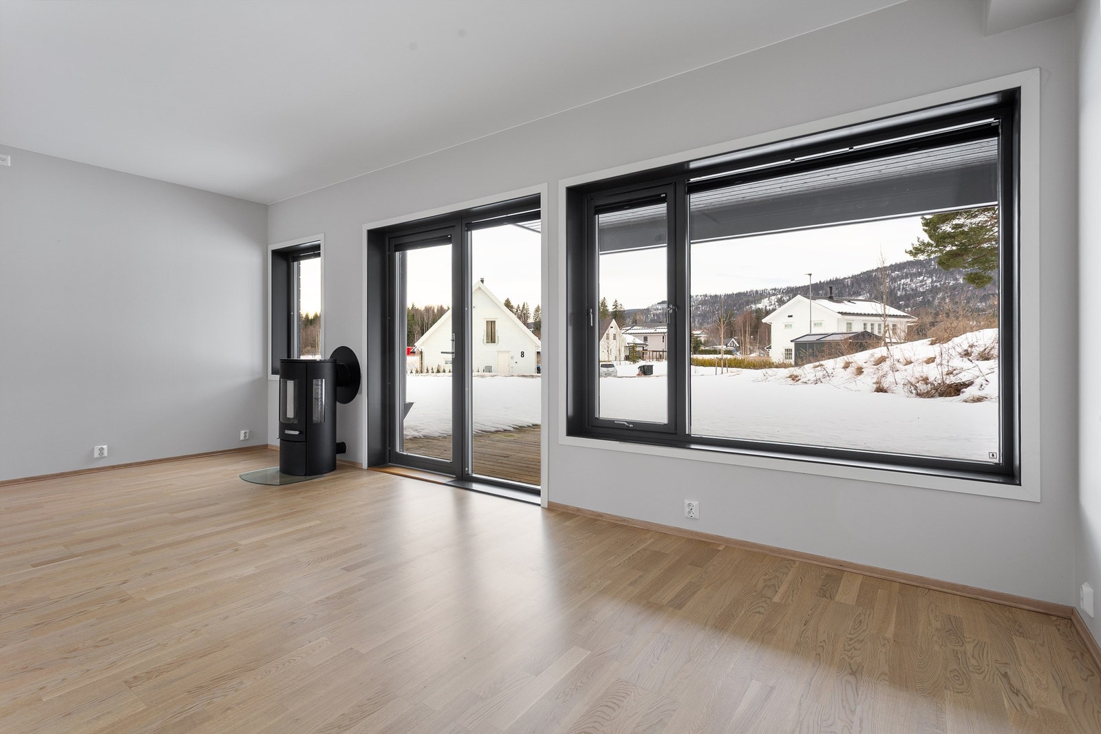 Peisovnen med glassdør gir effektiv tilleggsvarme og en hyggelig atmosfære i stuen. Galleribilde