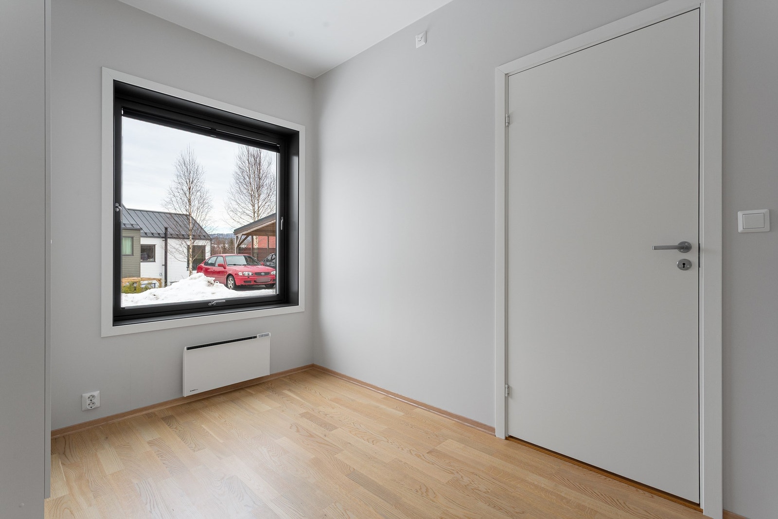 Også her er det parkett på gulvet og vinduer som gir godt med dagslys. Galleribilde