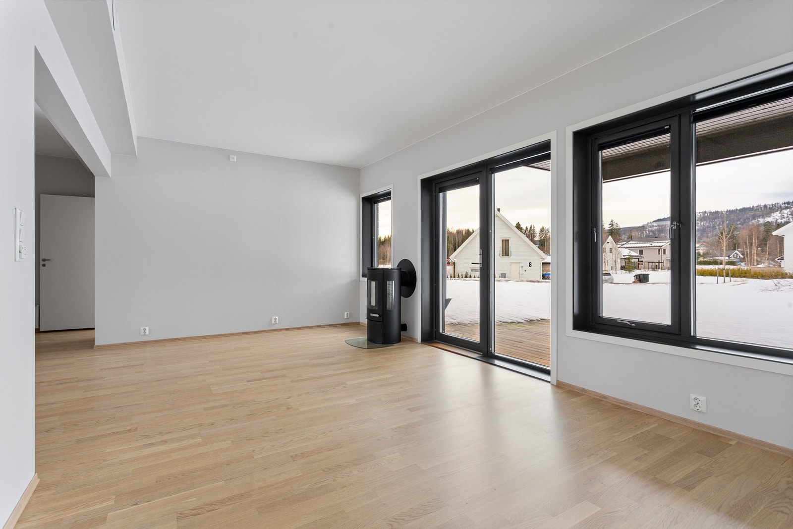 Fra stuen er det direkte utgang til en romslig terrasse på 22 m². Galleribilde