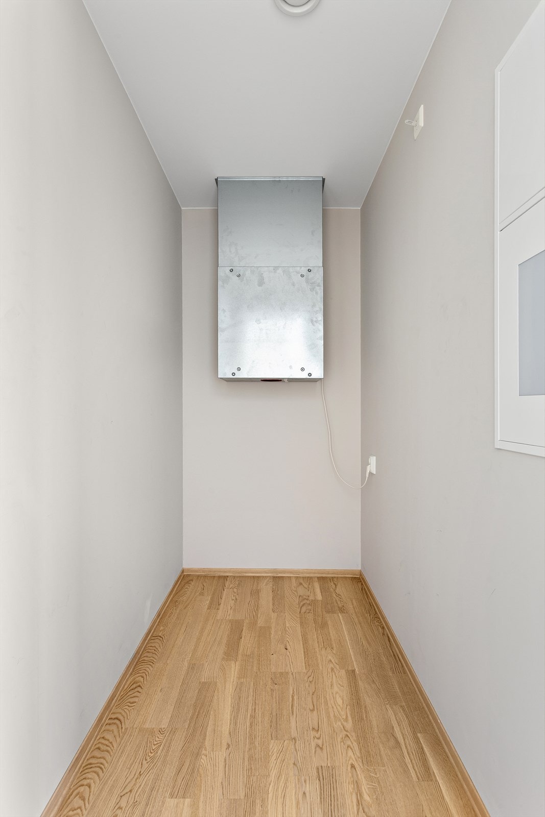 Innvendig bod med plass til ventilasjonsaggregatet og ekstra lagring. Galleribilde