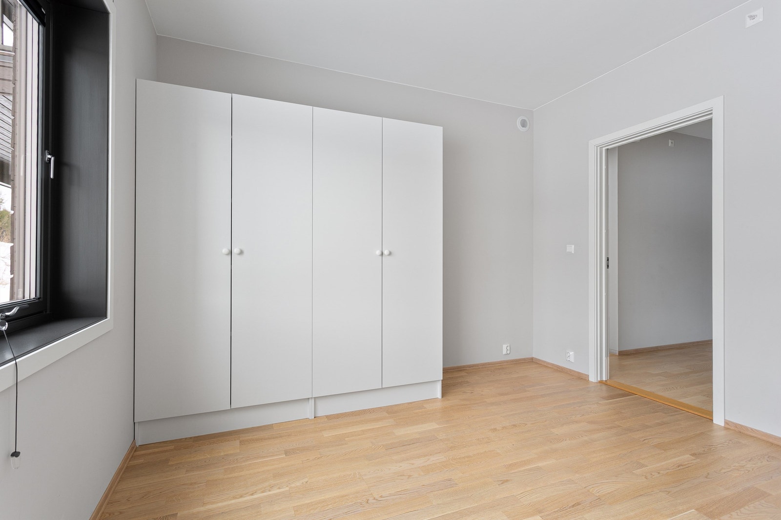 Rommet har parkett på gulv og malte veggflater, i likhet med resten av leiligheten. Galleribilde