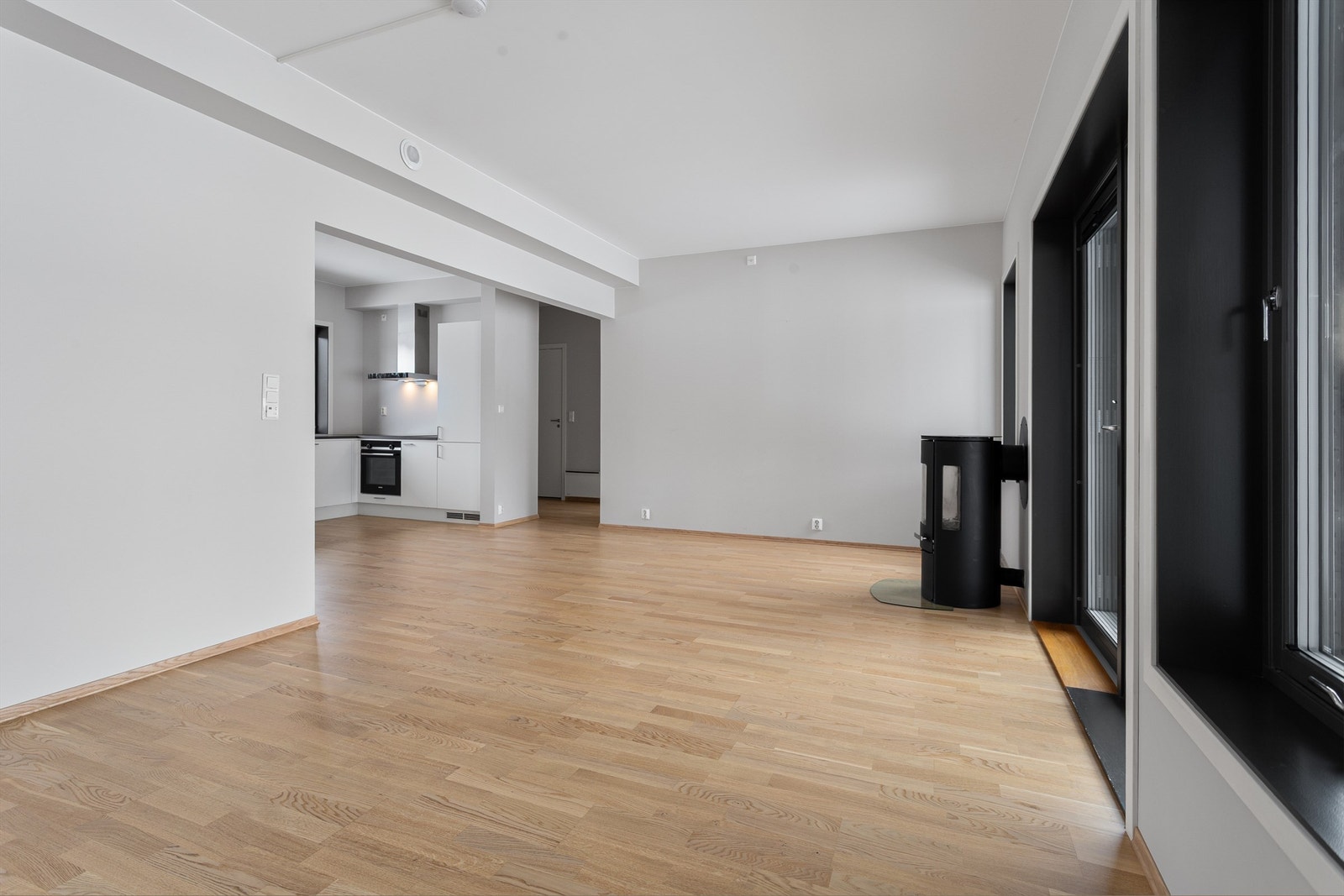 Gjennomgående parkett på gulv i oppholdsrom skaper en helhetlig og lun følelse. Galleribilde