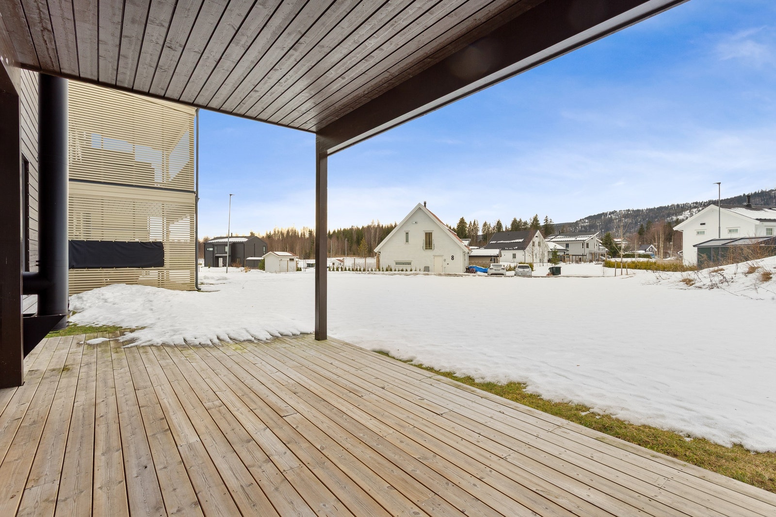 Den store terrassen på 22 m² er bygget i trekonstruksjoner med terrassebord. Galleribilde
