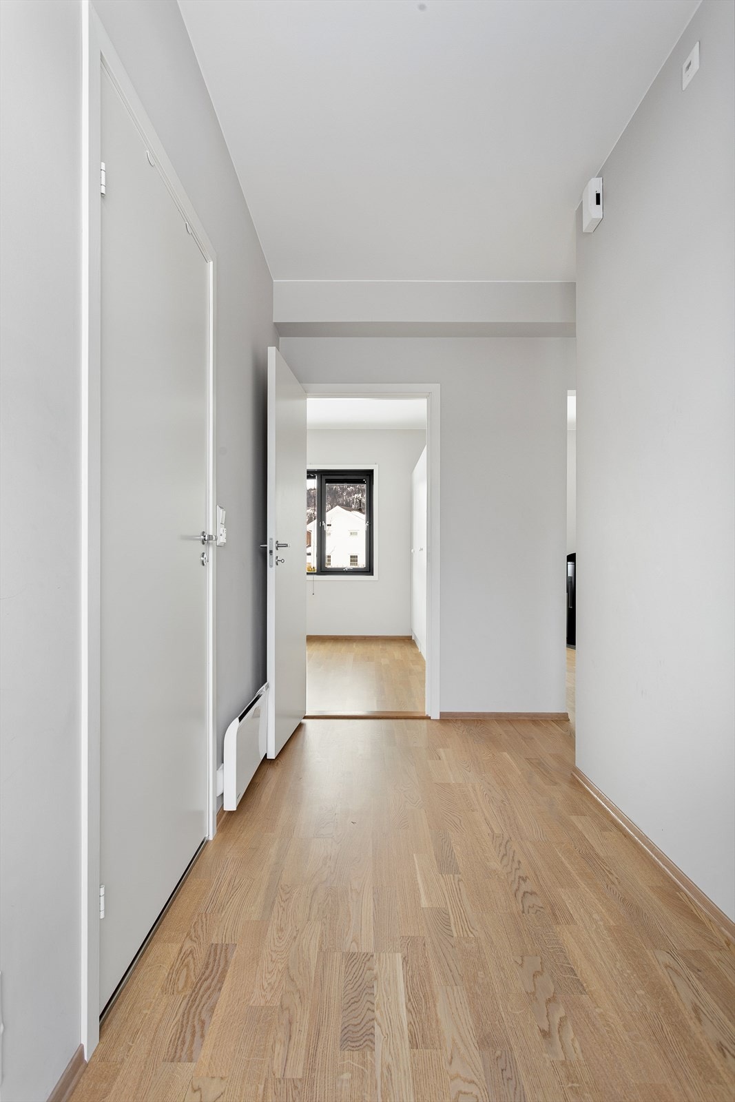 Entréen og gangen binder rommene i leiligheten sammen på en effektiv måte. Galleribilde