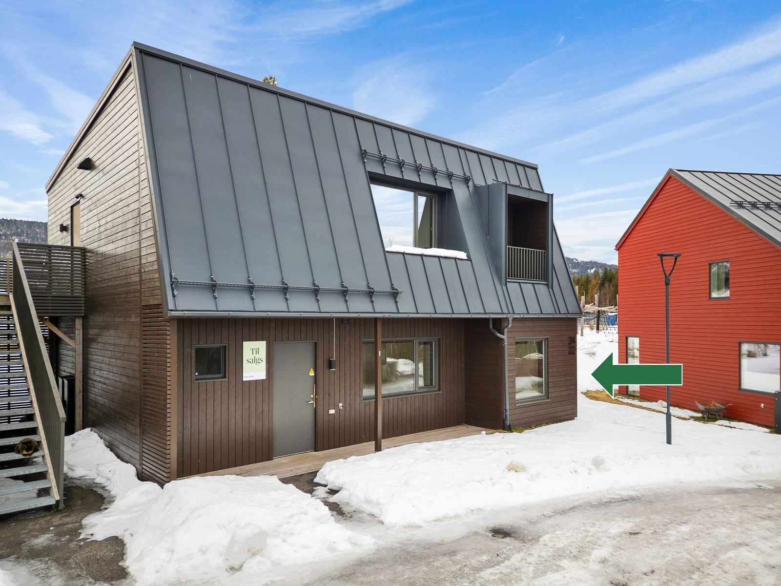 Adkomst til boligens overbygde inngangsparti i 1. etasje. Galleribilde