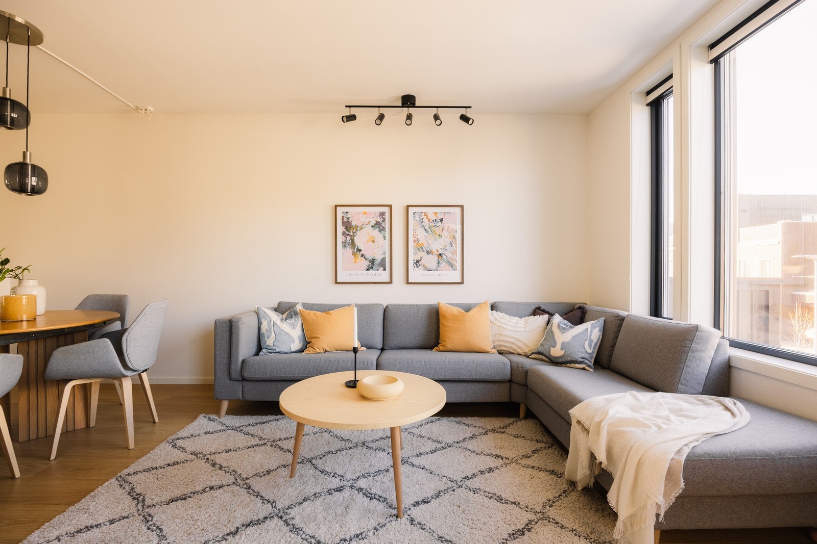 Stuen fremstår som lys og luftig med store vindusflater som slipper inn godt med dagslys. Rommet har gode møbleringsmuligheter med plass til både sofagruppe og mediemøblement. Galleribilde